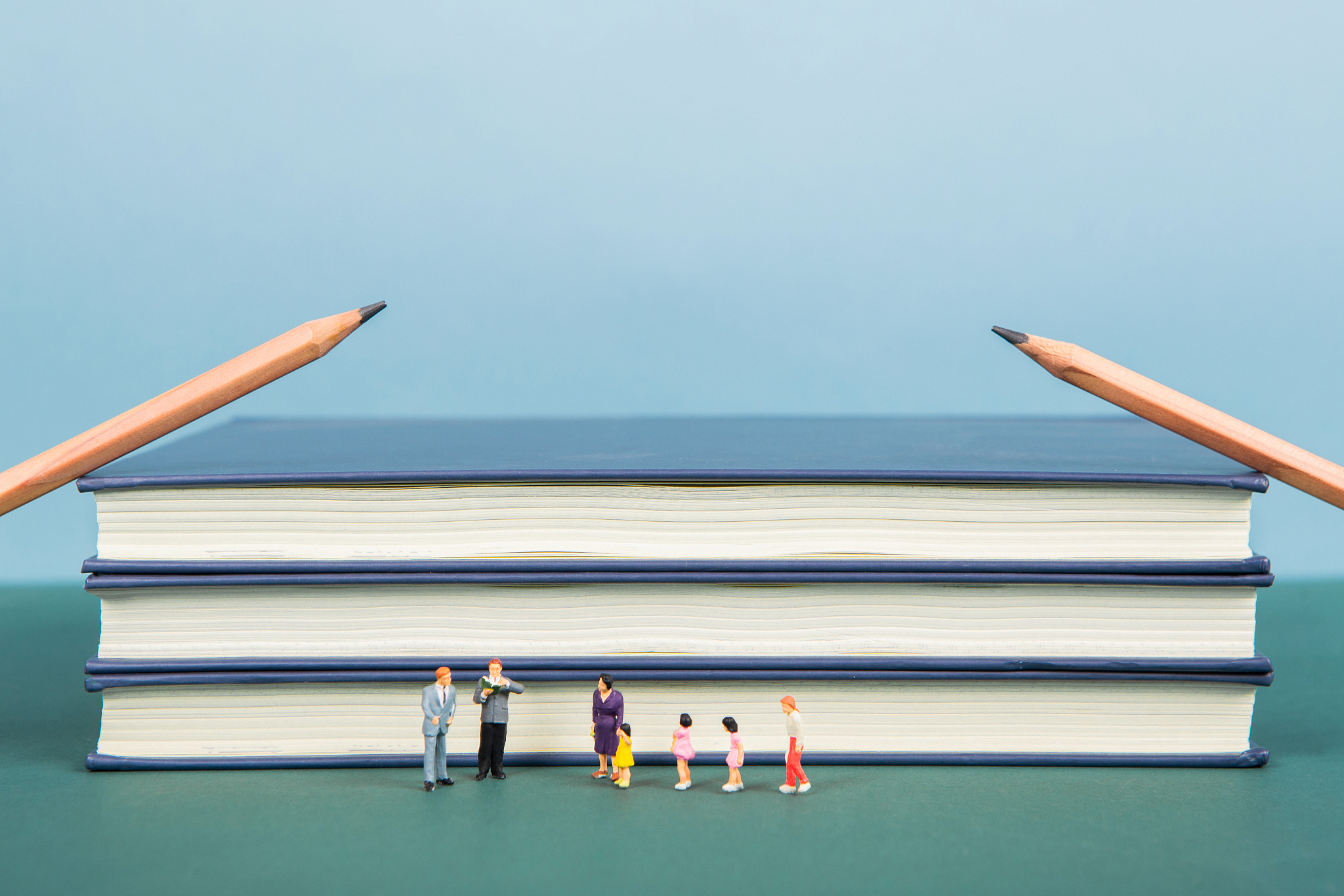 你充当一个写作文员我给你一段话你对这段话进行伪原创、润色改写降低与原文的相似度保持主要意思不变再进行一句话的简单扩写扩写加在原来的内容后面也就是放在同一个pp里面不要放在一个单独的pp里面并且保持html标签不变给你的内容如下：
 p硬件条件越好说明学校的办学实力越强大截至2016年9月学校有射洪坝街道和简城街道两个校区占地面积300余亩有151个教学班在校学生9600余人。