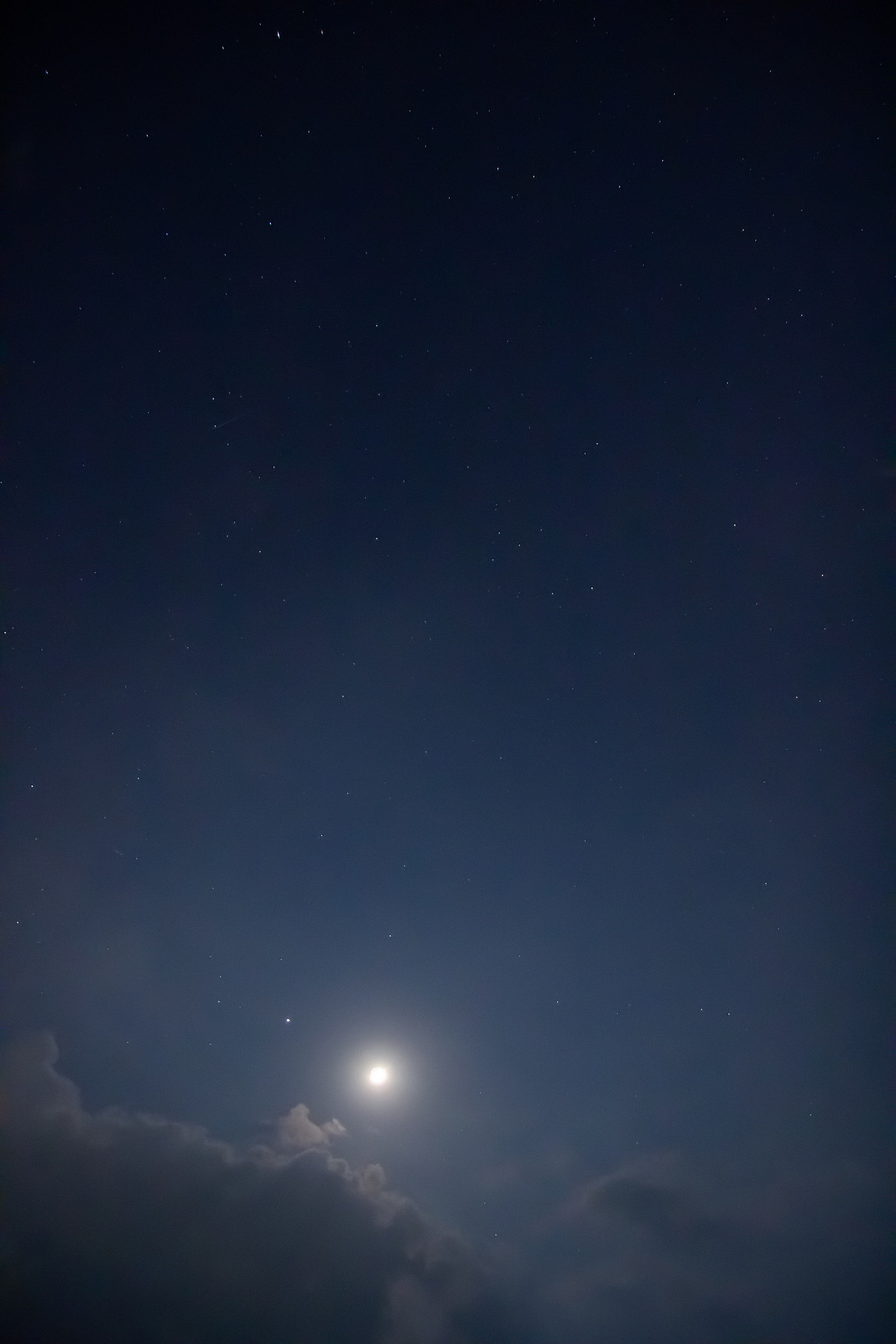 皓月灰与柔情蜜意：浪漫夜空的唯美画卷