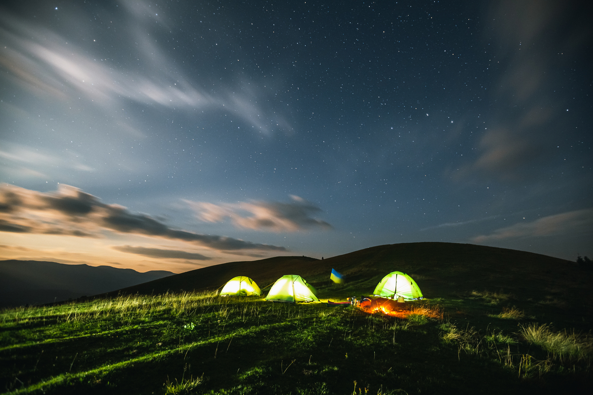 讲一个哥哥带宝宝去露营的故事