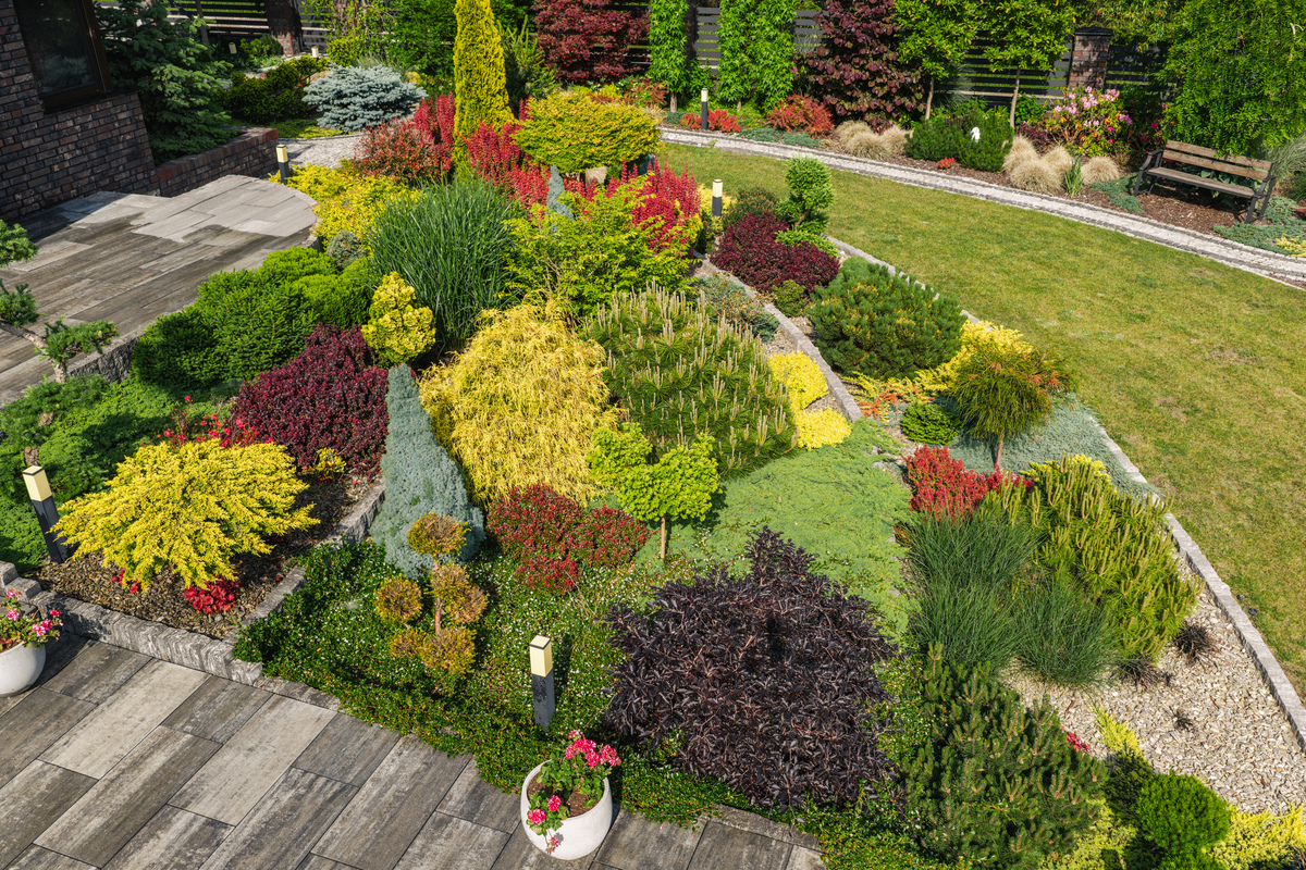 一、立足公司主营业务 园林绿化公司、园林设计等从公司发展和职工工作的实际出发就有关业务发展方向、市场开拓、服务水平、生产经营管理、工作效率、成本管控和企业文化建设、应对市场竞争等方面提出操作性较强的意见和建议。 二、面对当前激烈市场竞争与严峻的经济环境如何拓展多元化发展增强创新性提升公司效益的建议。