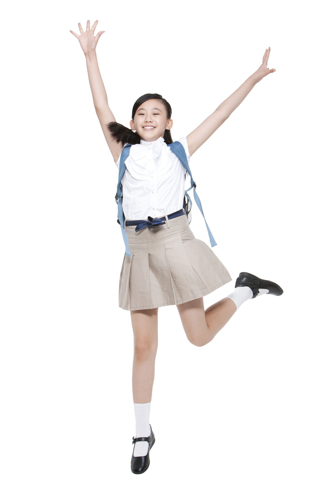 小学女生兴奋地跳跃