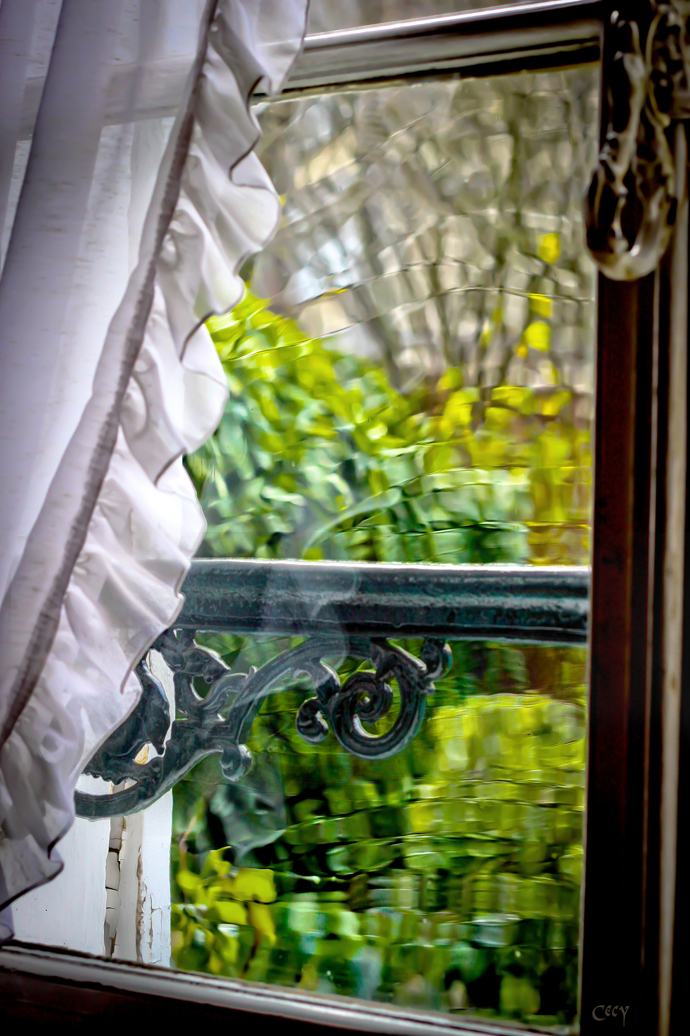 请你用中文的陈述句改写窗户外面的景色像是春天一样鸟语花香般璀璨与窗内产生了极大的反差这句话让它更好的表达割裂的感觉类比永远无法踏入门外了只能在窗户内观望这个效果