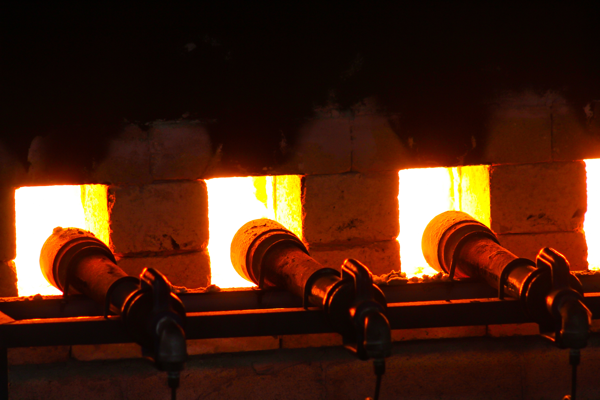 热处理工艺：加热、保温、冷却，实现材料性能改变