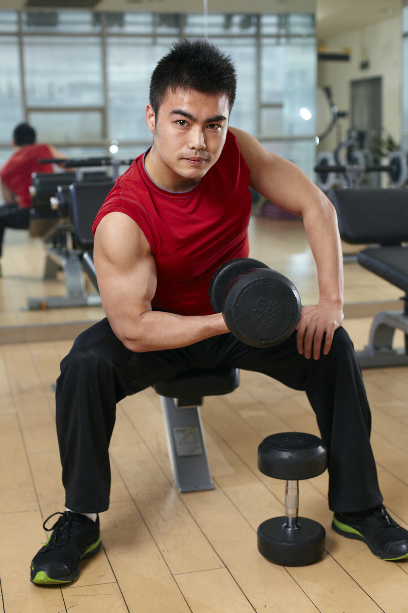 你能像一个老练的写手一样用大篇幅描写一个健壮体育生和一个瘦弱男生的对比吗？