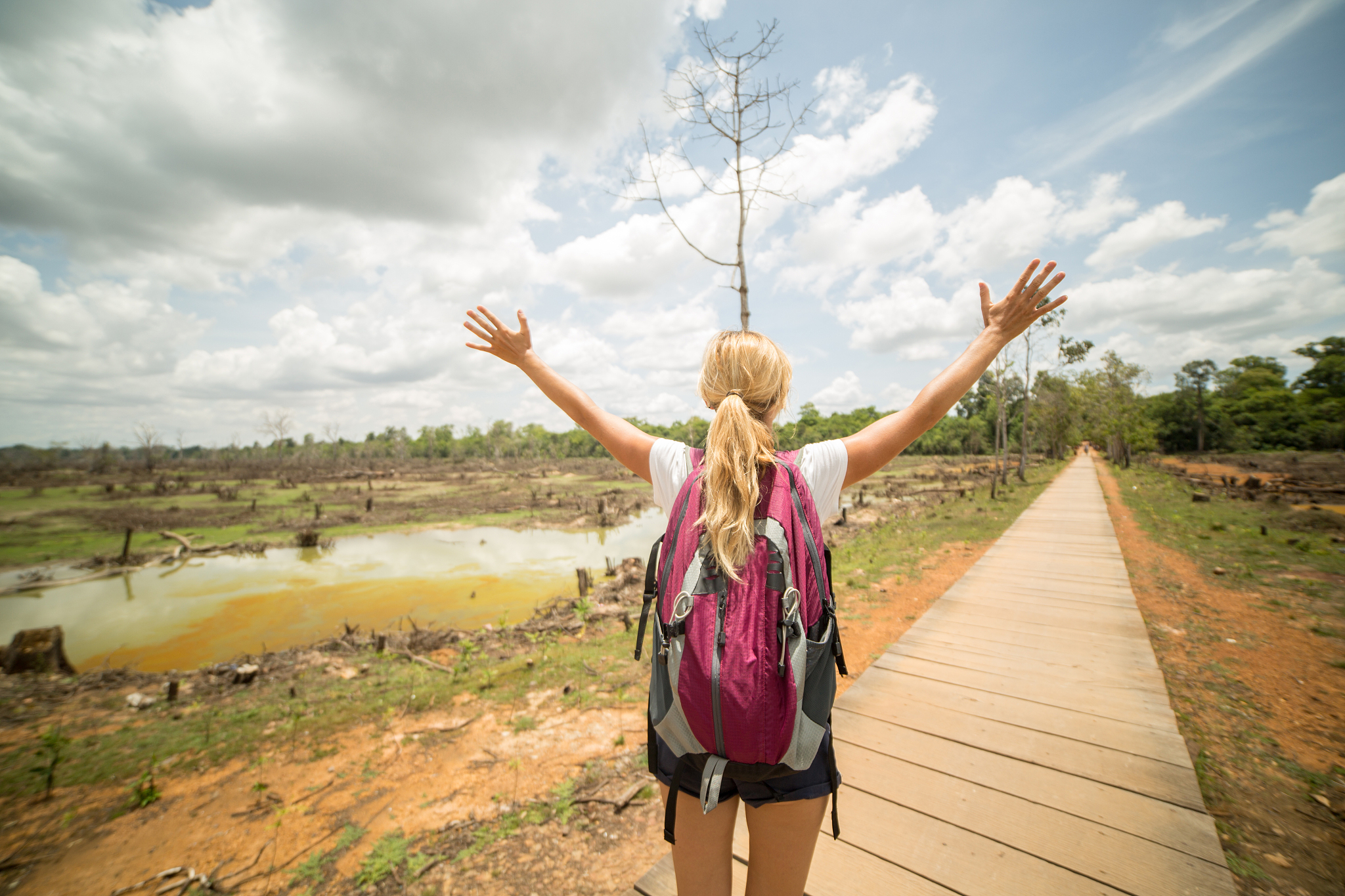 扮演一名旅游爱好者自媒体博主根据以下内容写出一篇2000字旅游短视频原创文案文字表达思路清晰有自己的见解不要推荐景点跟地方行让人心灵得到疗愈与成长旅行是心灵疲惫时的一种看得到希望的慰藉