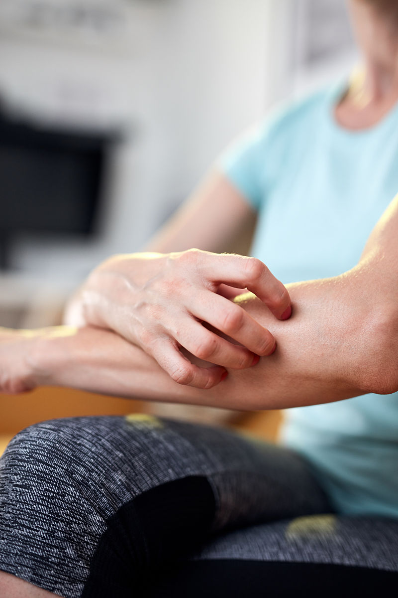 被挠痒的女孩：一个女大学生被债主折磨的故事