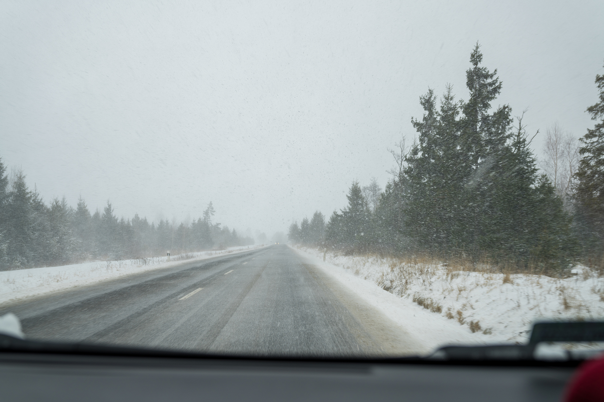 冬天观光车行驶在路面应注意什么