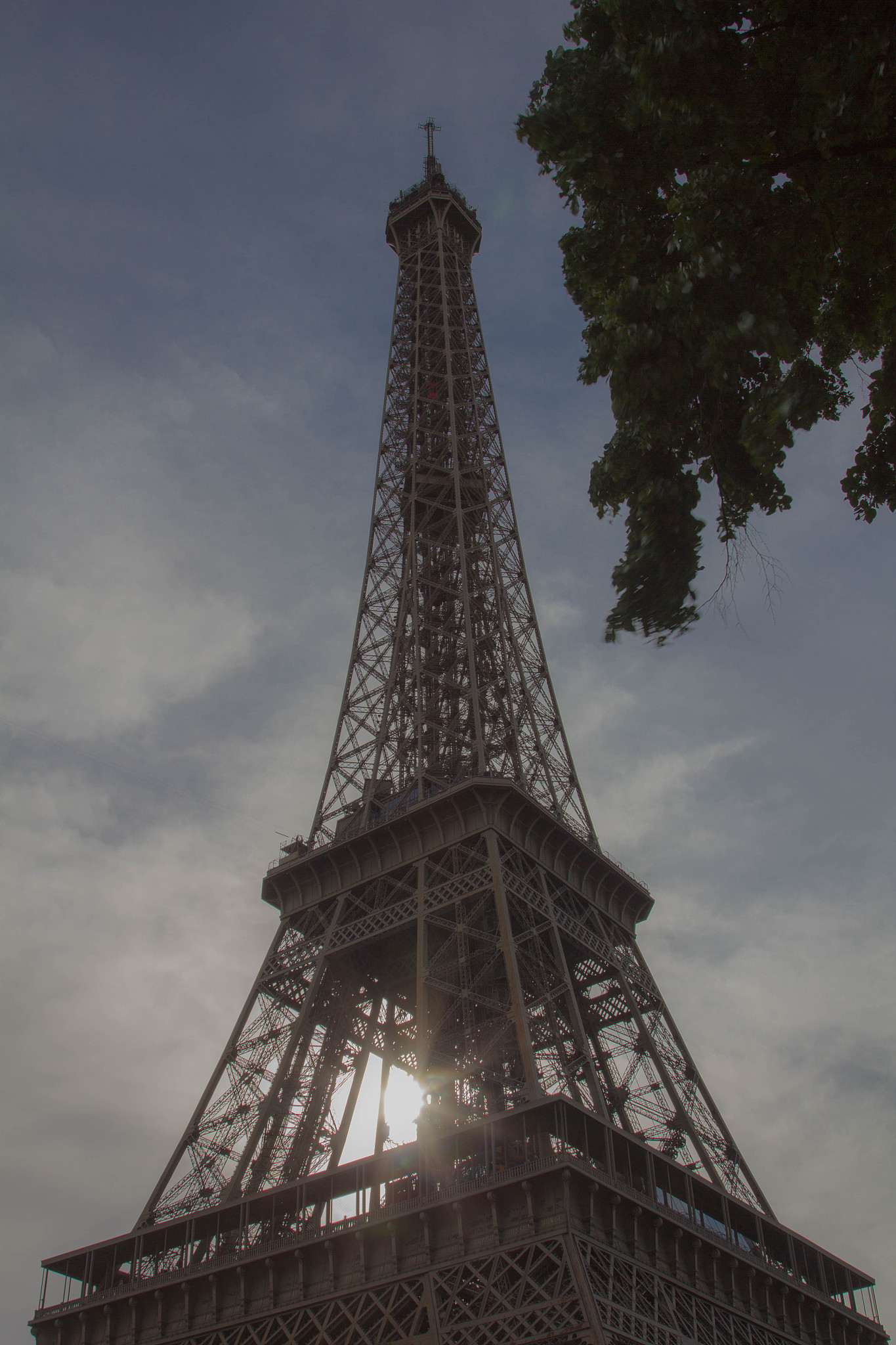 巴黎埃菲尔铁塔介绍关于他的结构特色意义