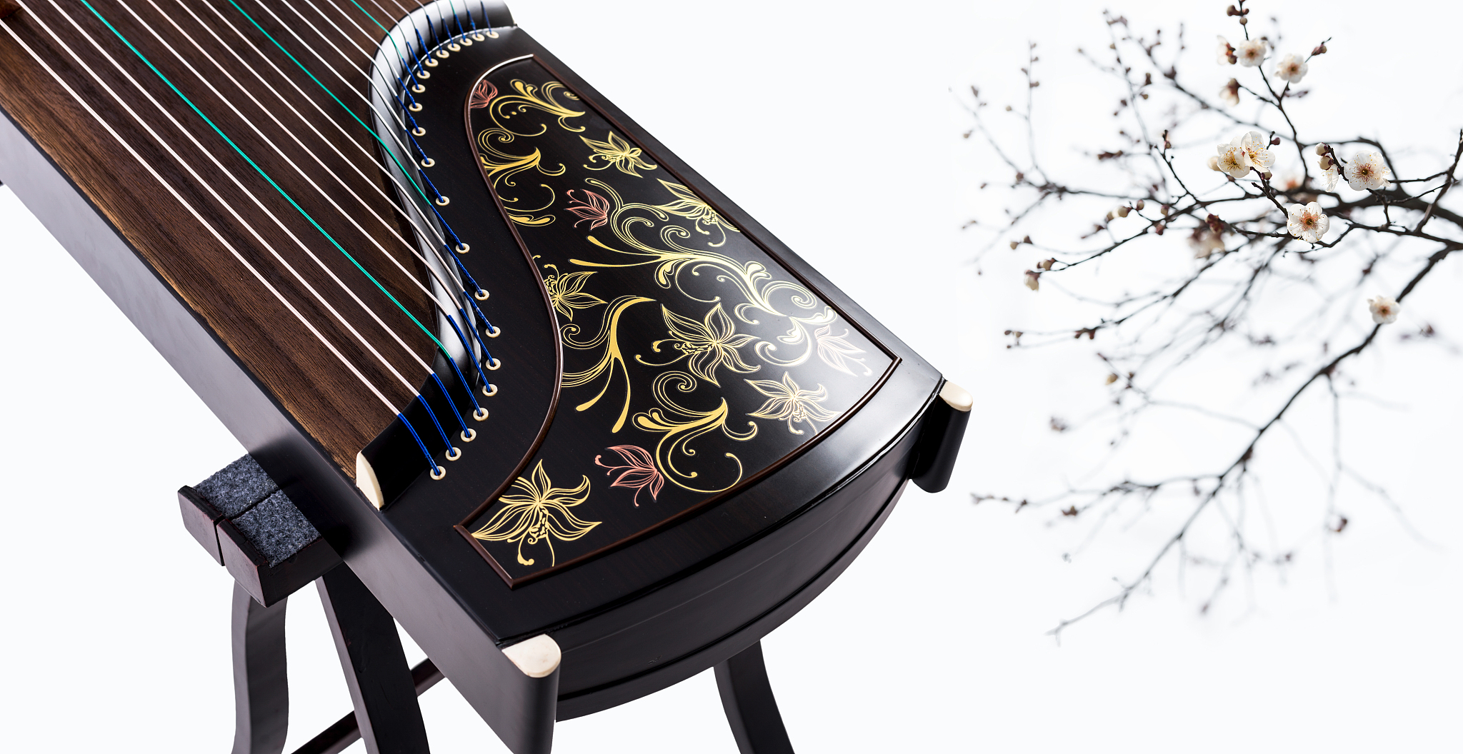 古筝是黑檀木 但是表面是泡桐木 我要怎么用专业的语言表达把这个古筝卖出去 要突出为什么有用泡桐木的作用帮我用210字详细描述