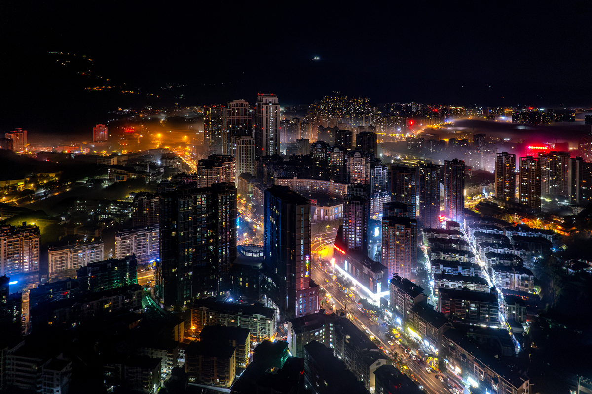 雾中城市夜景的鸟瞰视角