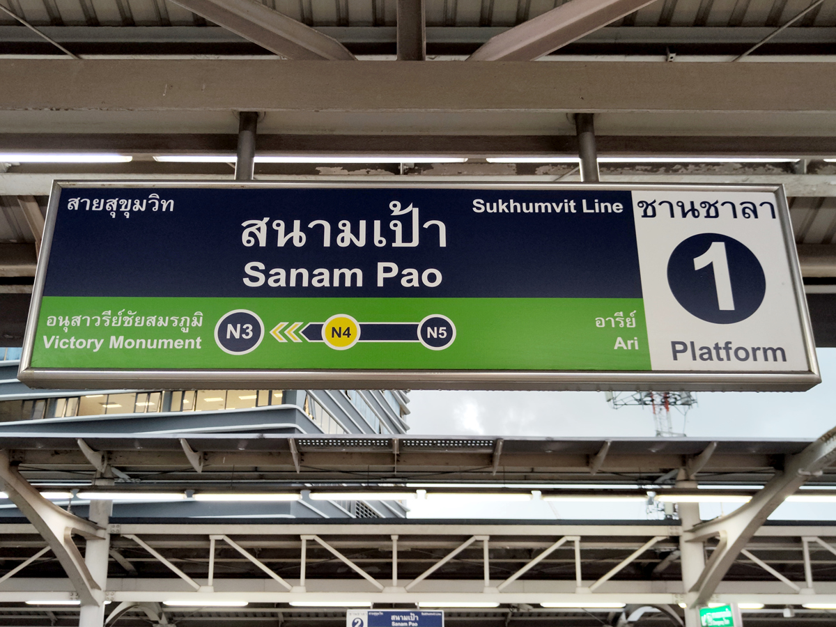 请用英文翻译下面这句话：你好！我们将于4月29日下午16：30达到马累机场请安排接机并送我们到酒店。