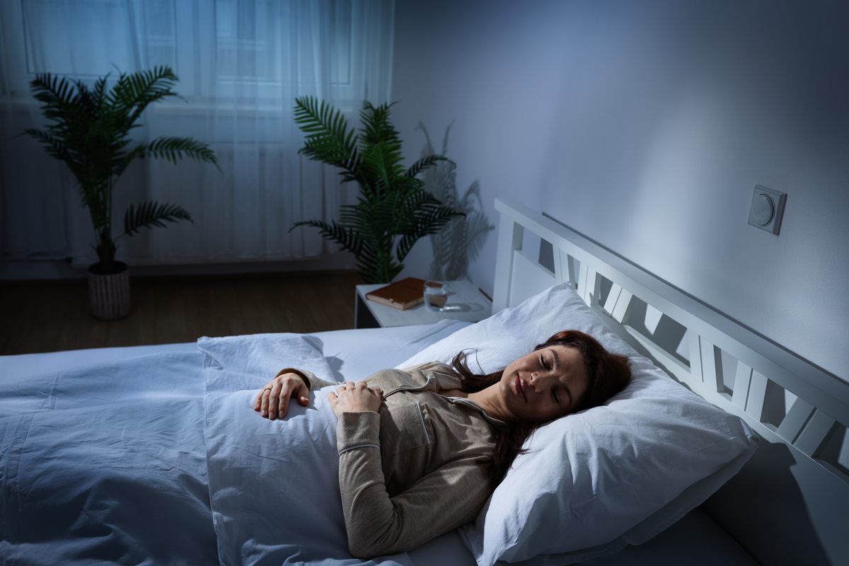 夜晚,安静的房间里,女人在床上熟睡