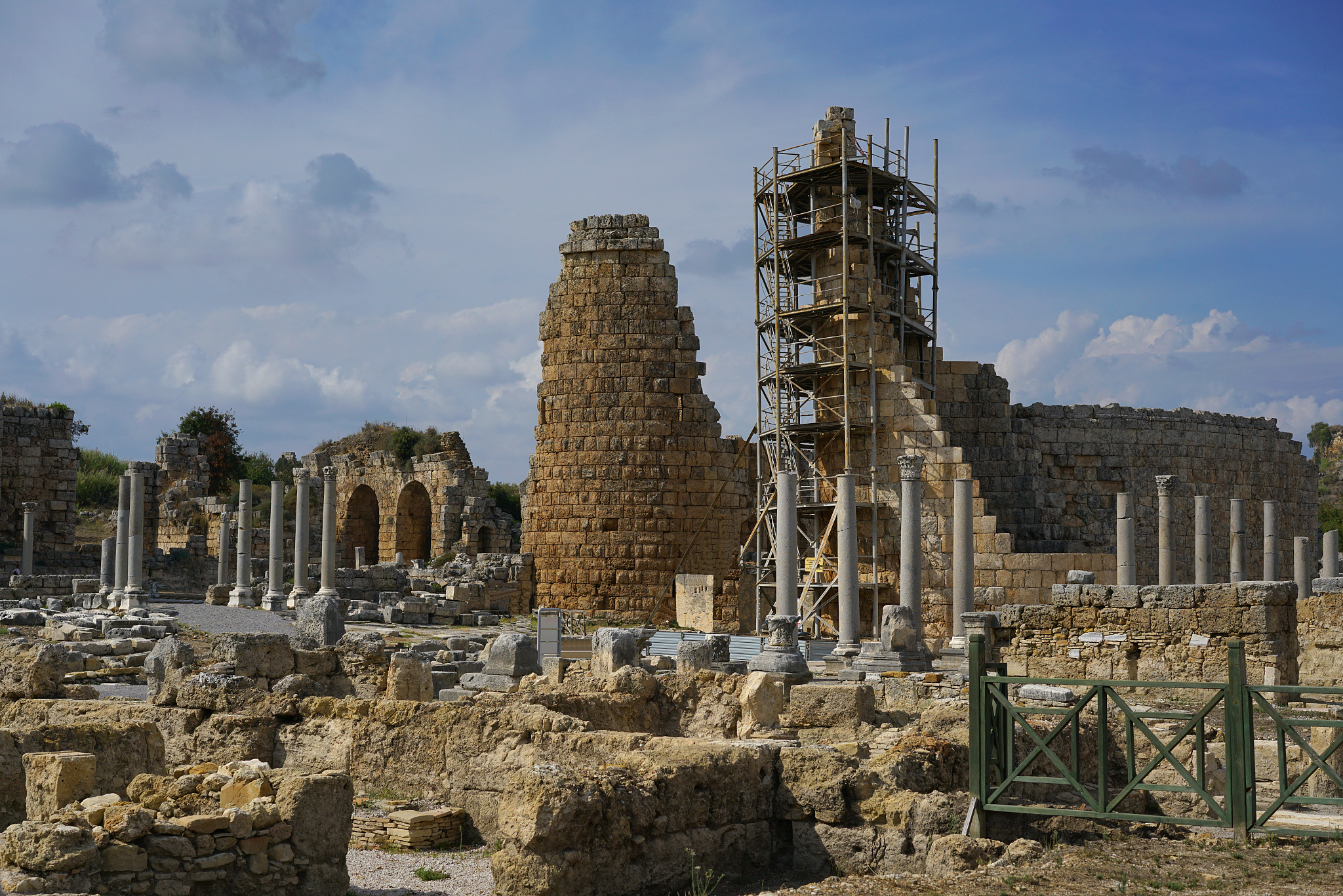 采访对象为校园文明宣传志愿者学生代表朱德敏1、请结合当前实际突出时代主题以问题为导向运用有效方法进行采访撰写一篇规范的人物专访提纲和文章。2、提纲内容包括采访目的、对象与主题、时间、地点、方法、5到10个具体问题。正文字数2500字左右。