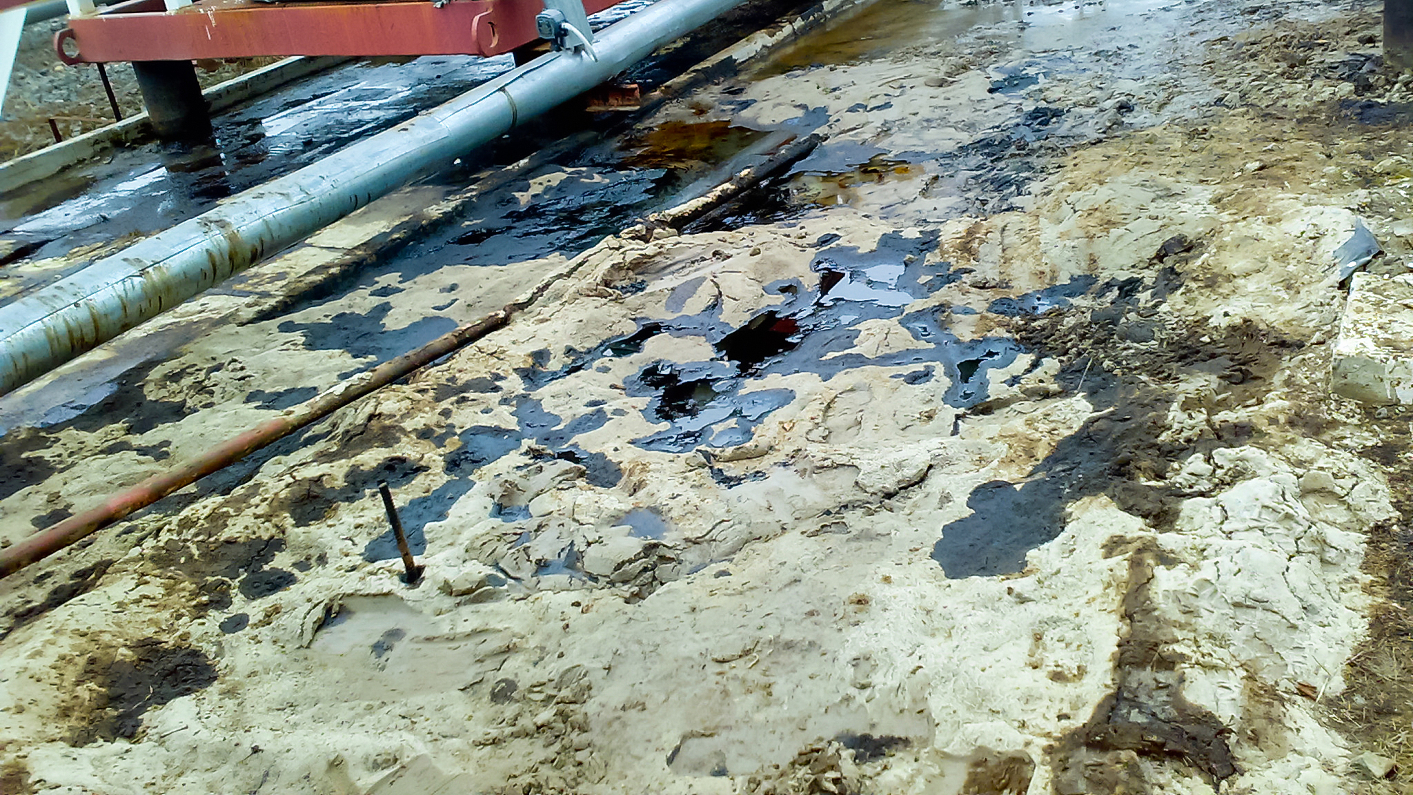 关于西安绿色家园小区天然气管道腐蚀引起天然气泄漏的原因分析写成一段话的形式。