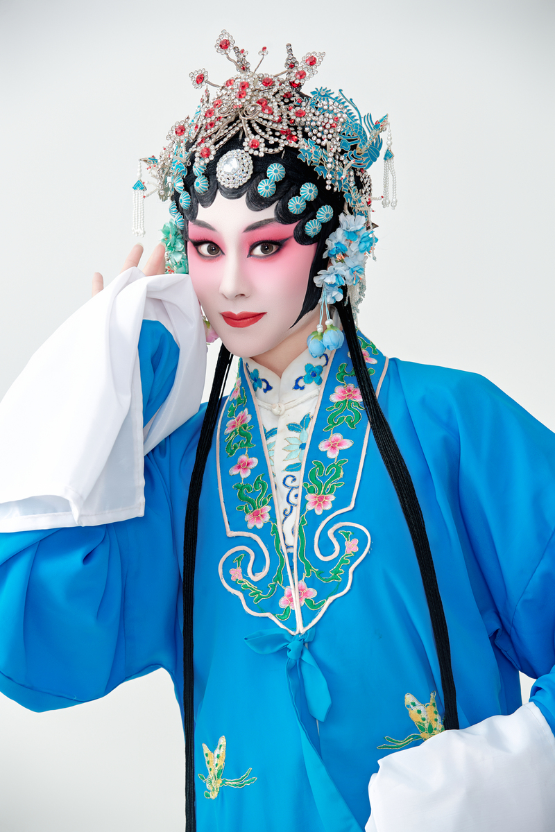 女演员扮演京剧和昆曲中的青衣角色,这两种剧种被誉为