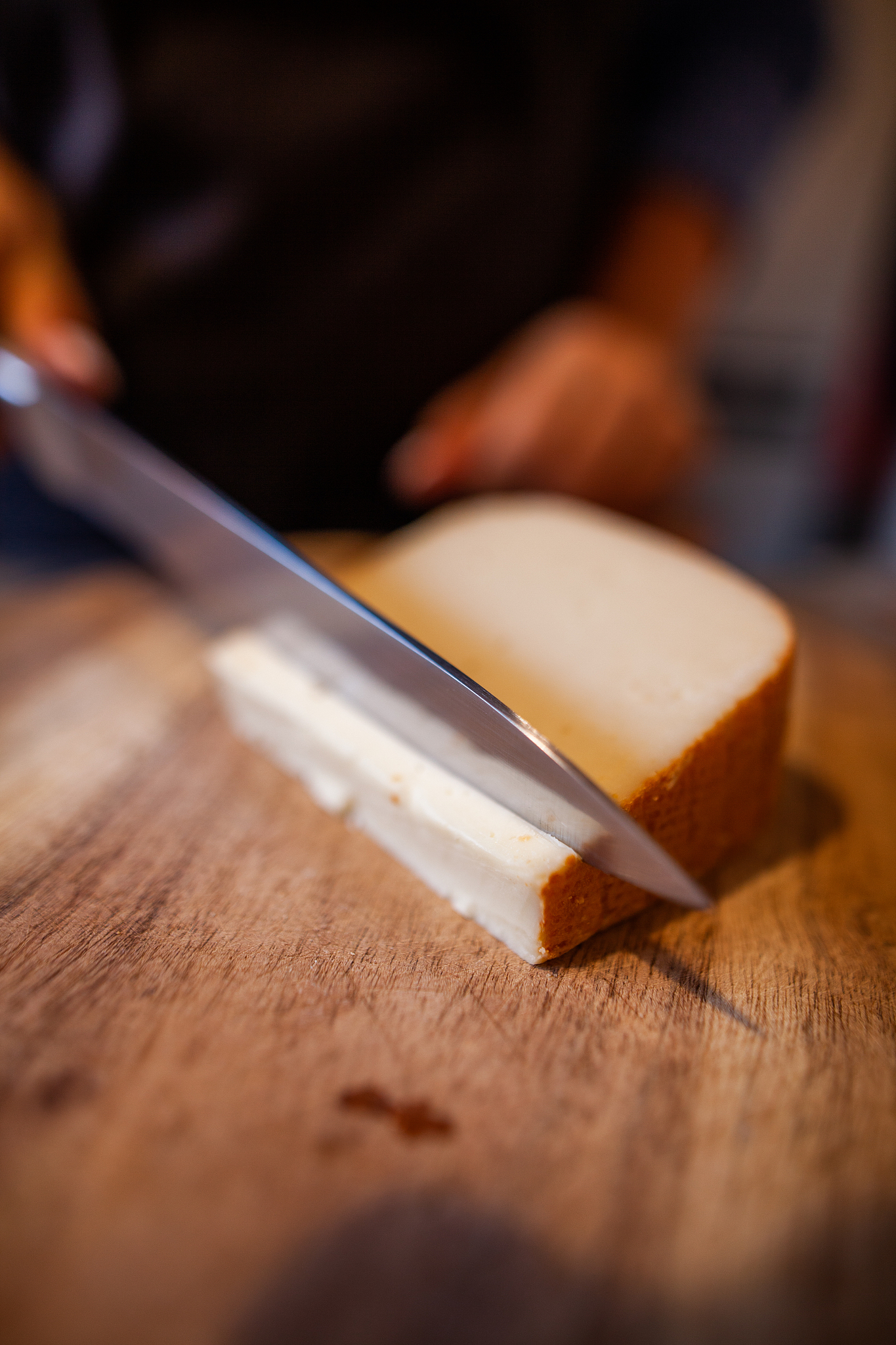cuisine - découpe d'un fromage à pte molle