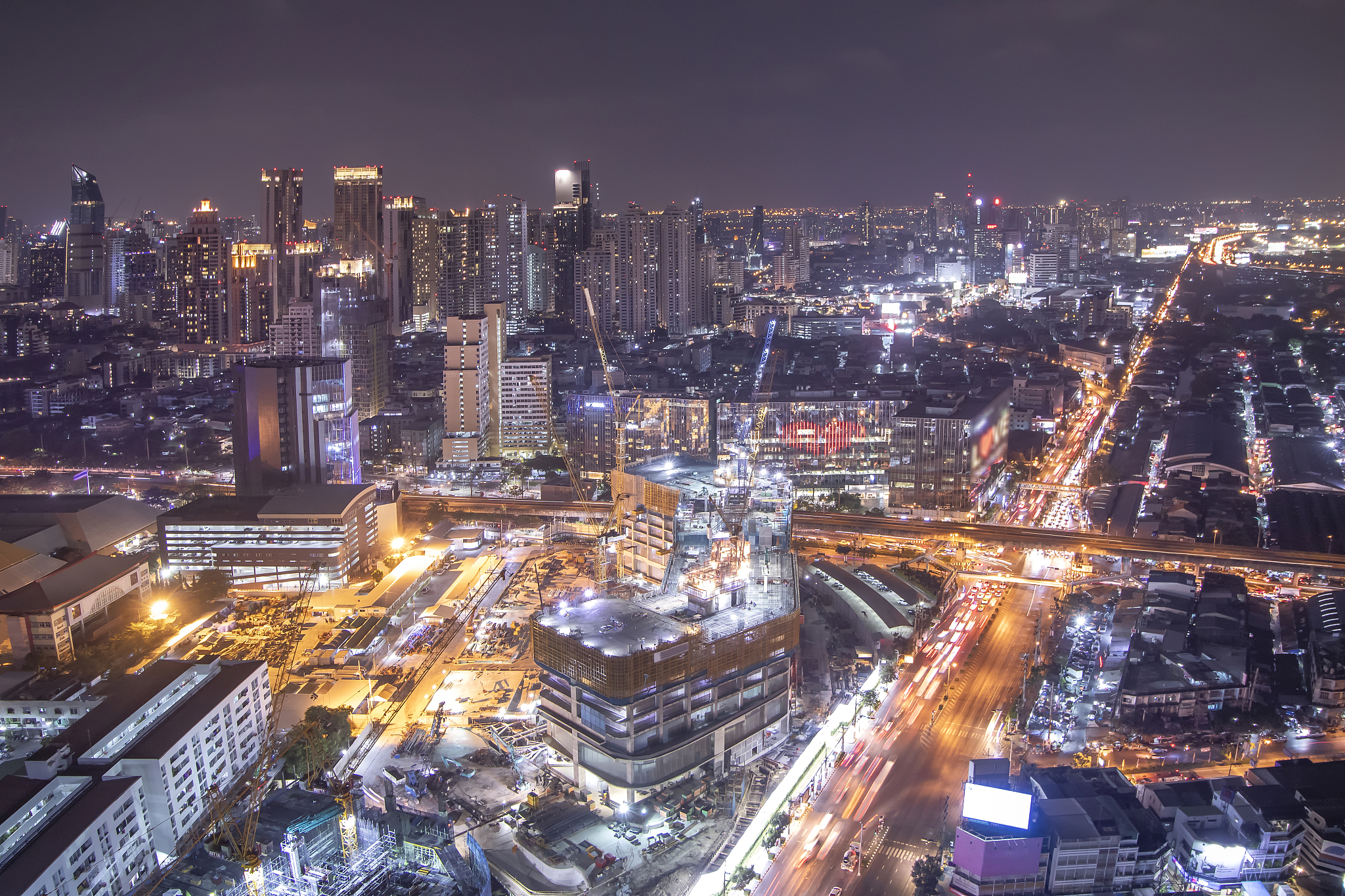 site construction of a large building in a large city