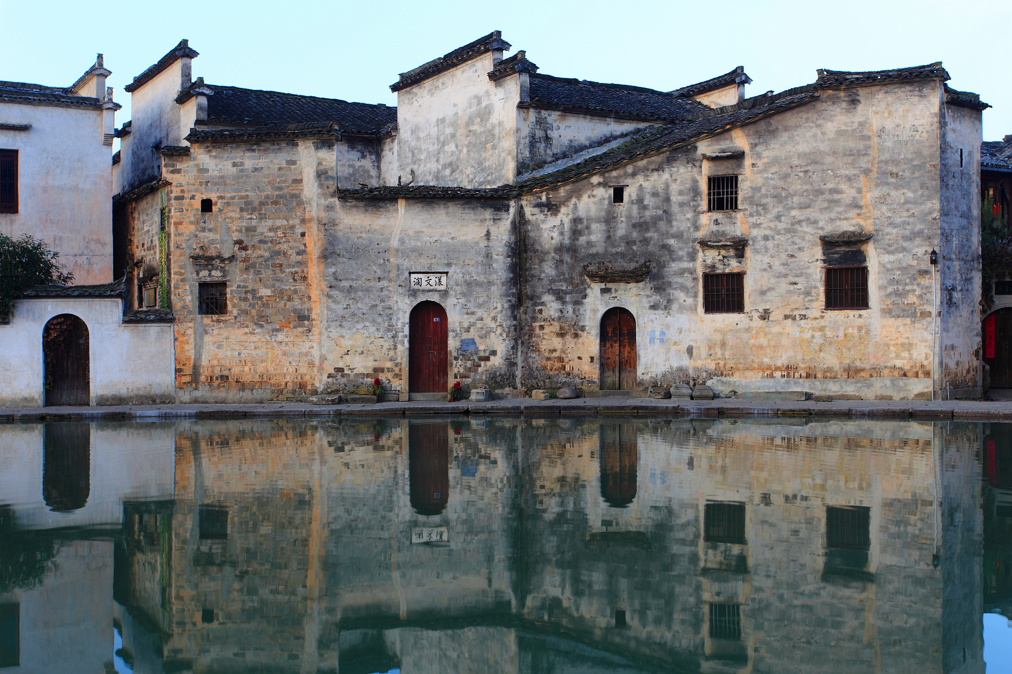 写一下关于宏村现代旅游业的纪录片解说词