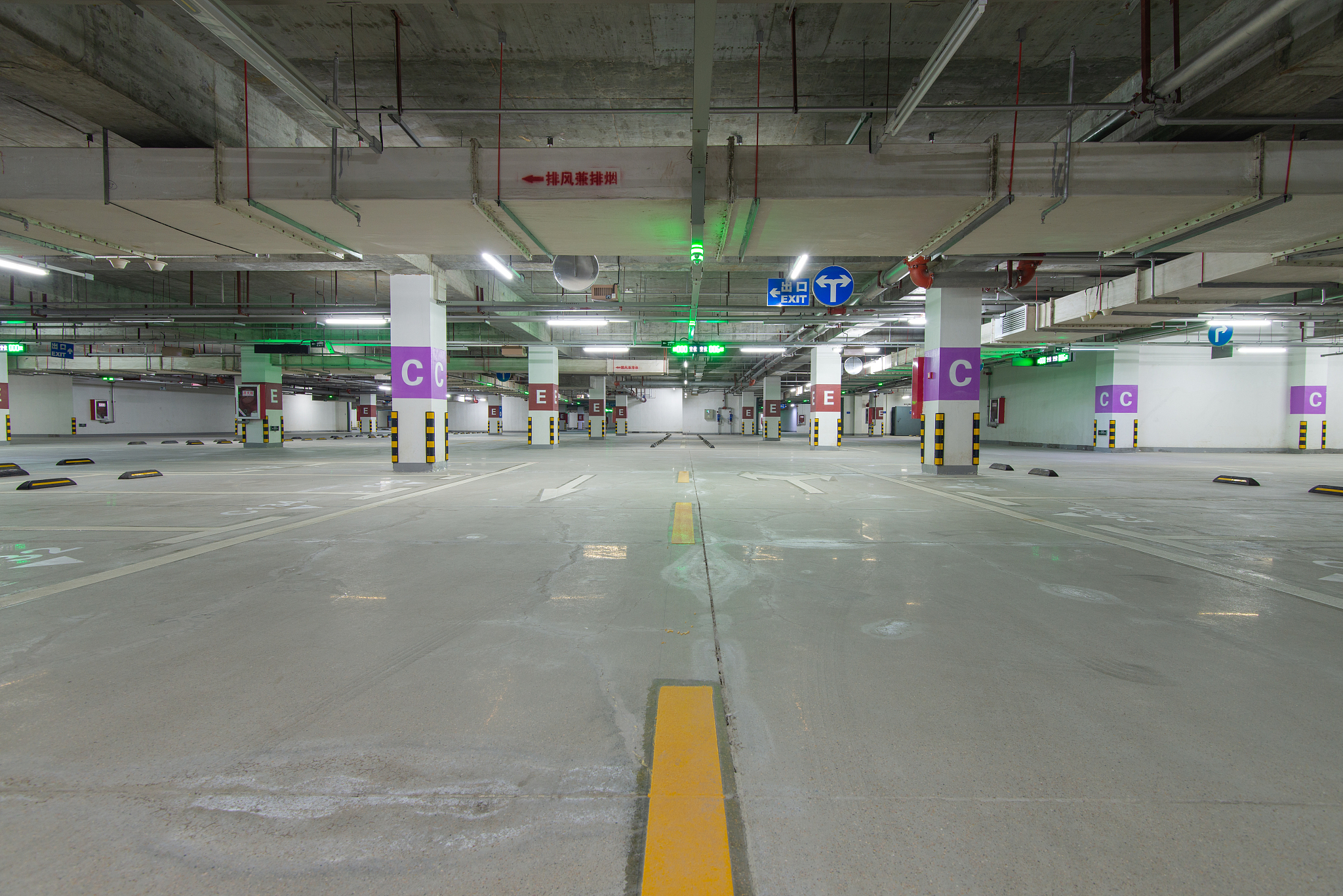 小区地上停车位和地下停车位造价多少钱一个？