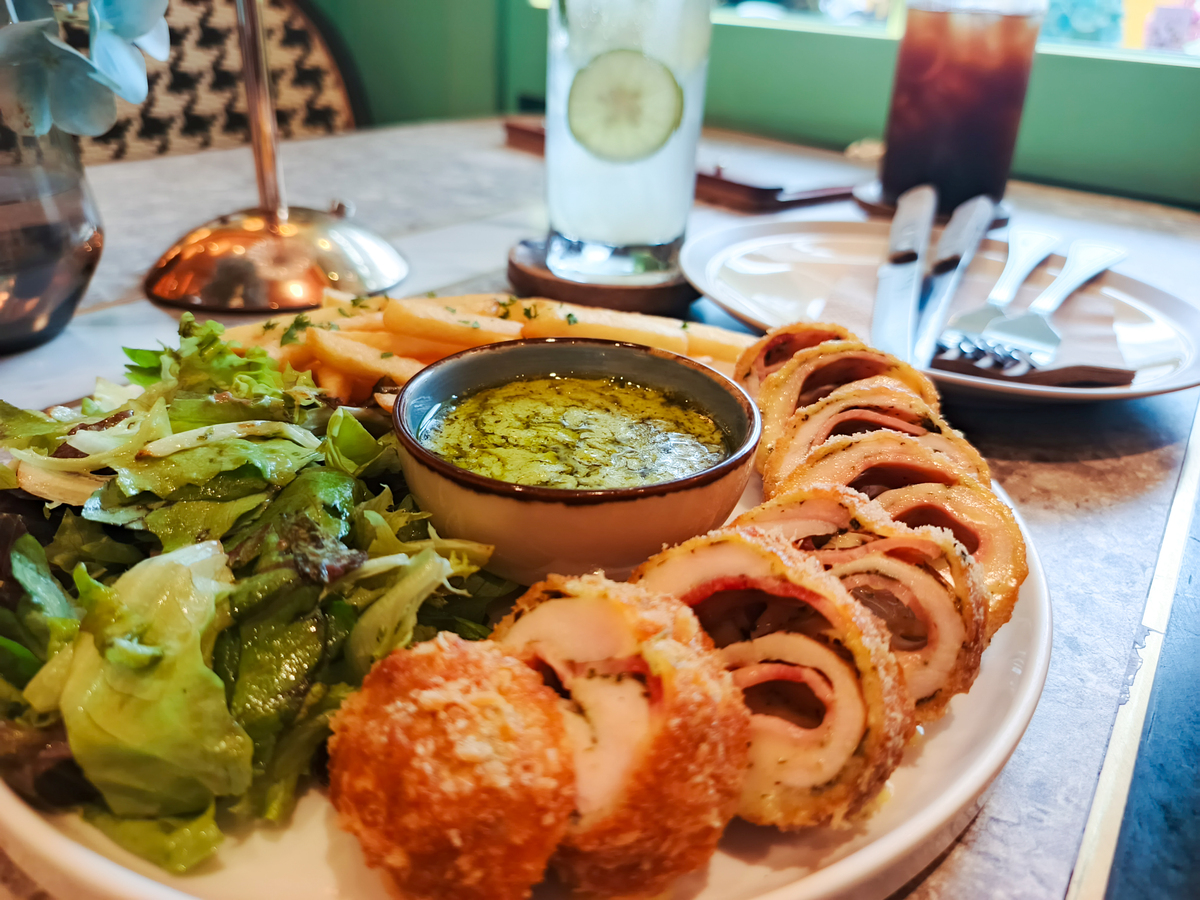 写个探店泰国菜的标题