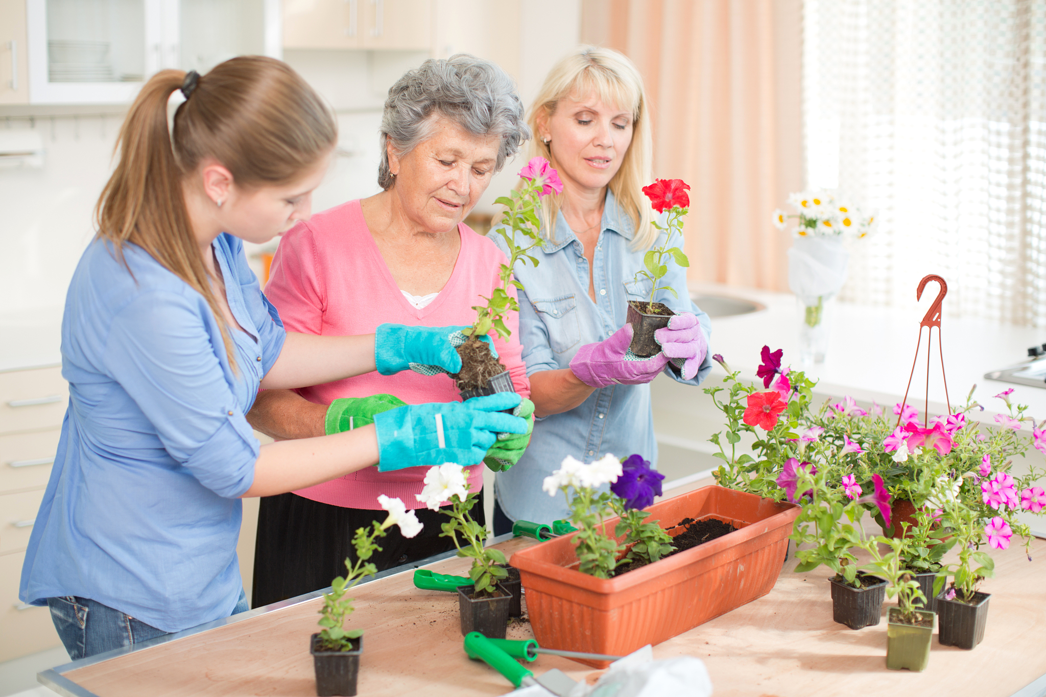 改写：女性主义与家庭社会工作的共同特点女性主义和社会工作都强调人的价值和尊严男性社会成员在家庭和社会经济发展中的作用都是不容忽视的女性主义在尊重男性价值的基础上提出了互相尊重的观点认为所有的社会成员的价值都要被充分尊重。而家庭社会工作则注重挖掘家庭成员的潜力使其充分发挥作用。女性主义在家庭社会工作在人的价值和尊严这个核心思想上是高度一致的在此基础上女性主义与家庭社会工作还有以下几点相同之处。21