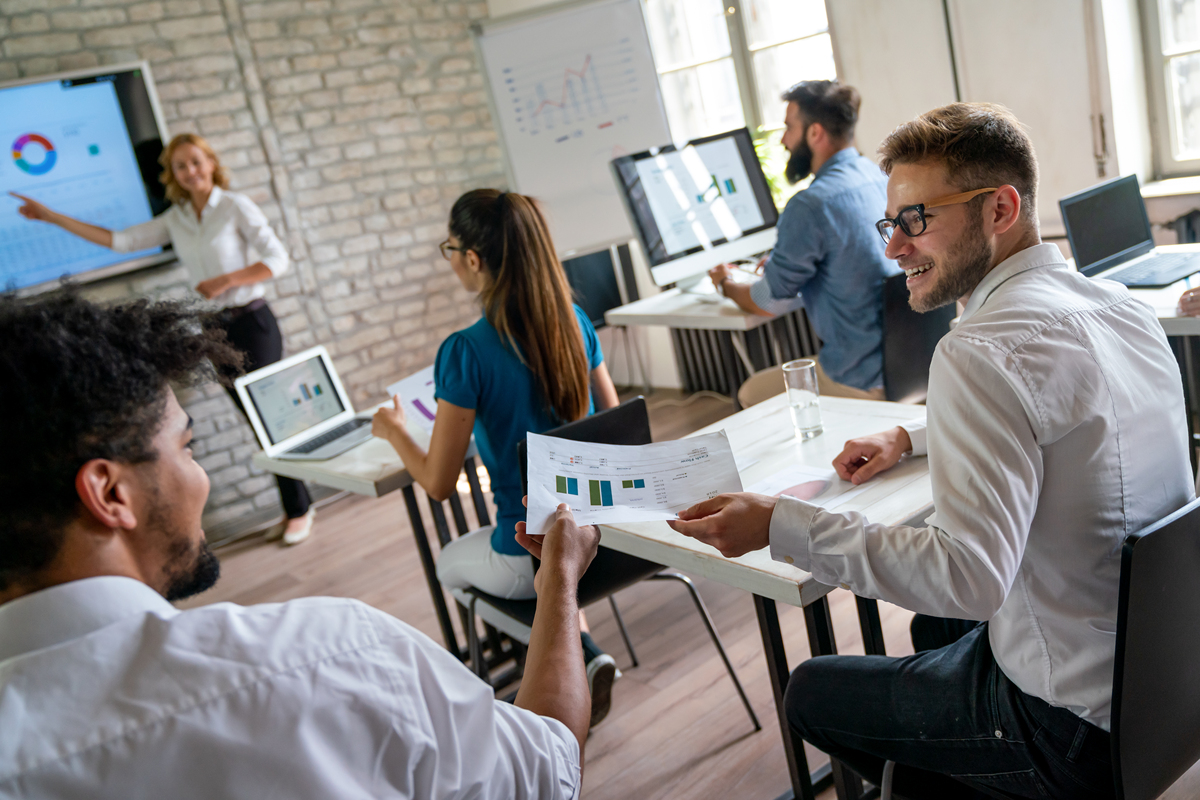 It takes a long time to learn to drive and college is a good time to learn because students have plenty of time同义改写