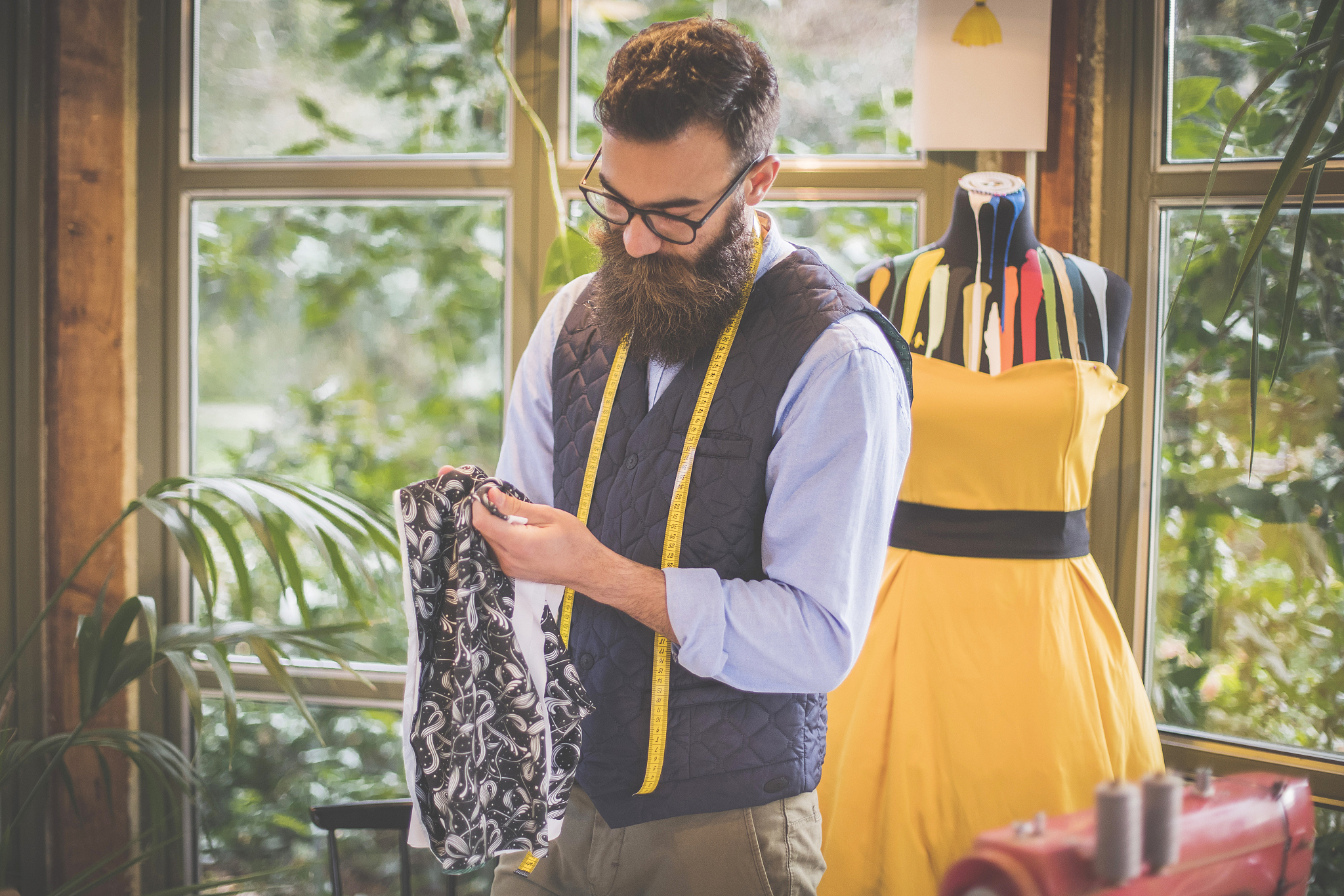 朋友：LOL never mind Everybody is a master in their own track I don’t no much about costume industry though Like to get that knowledge too if you don’t mind我该如何回答？