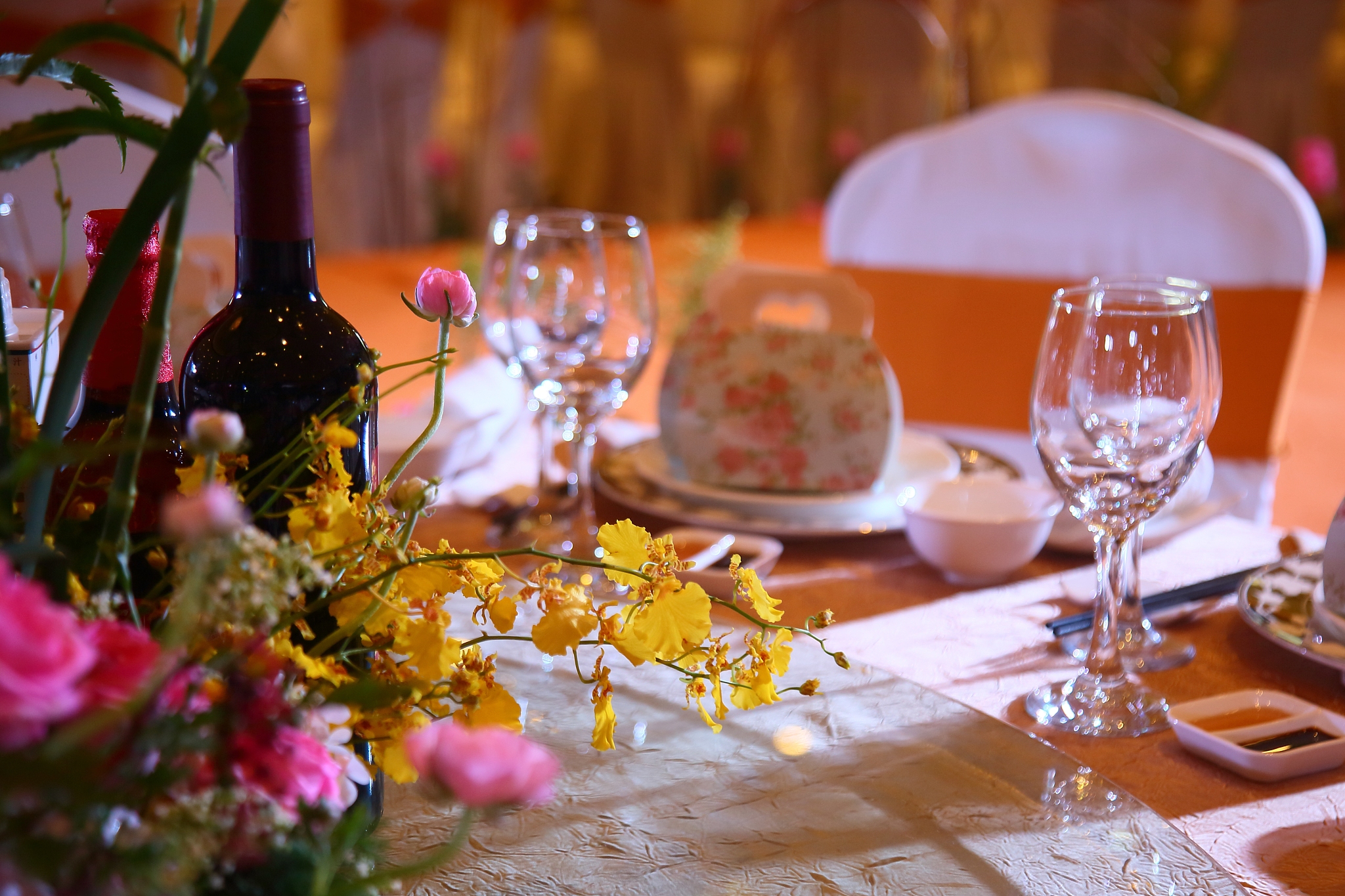 没有出席今晚宴会的人要么没有被邀请要么没有时间。可以推出