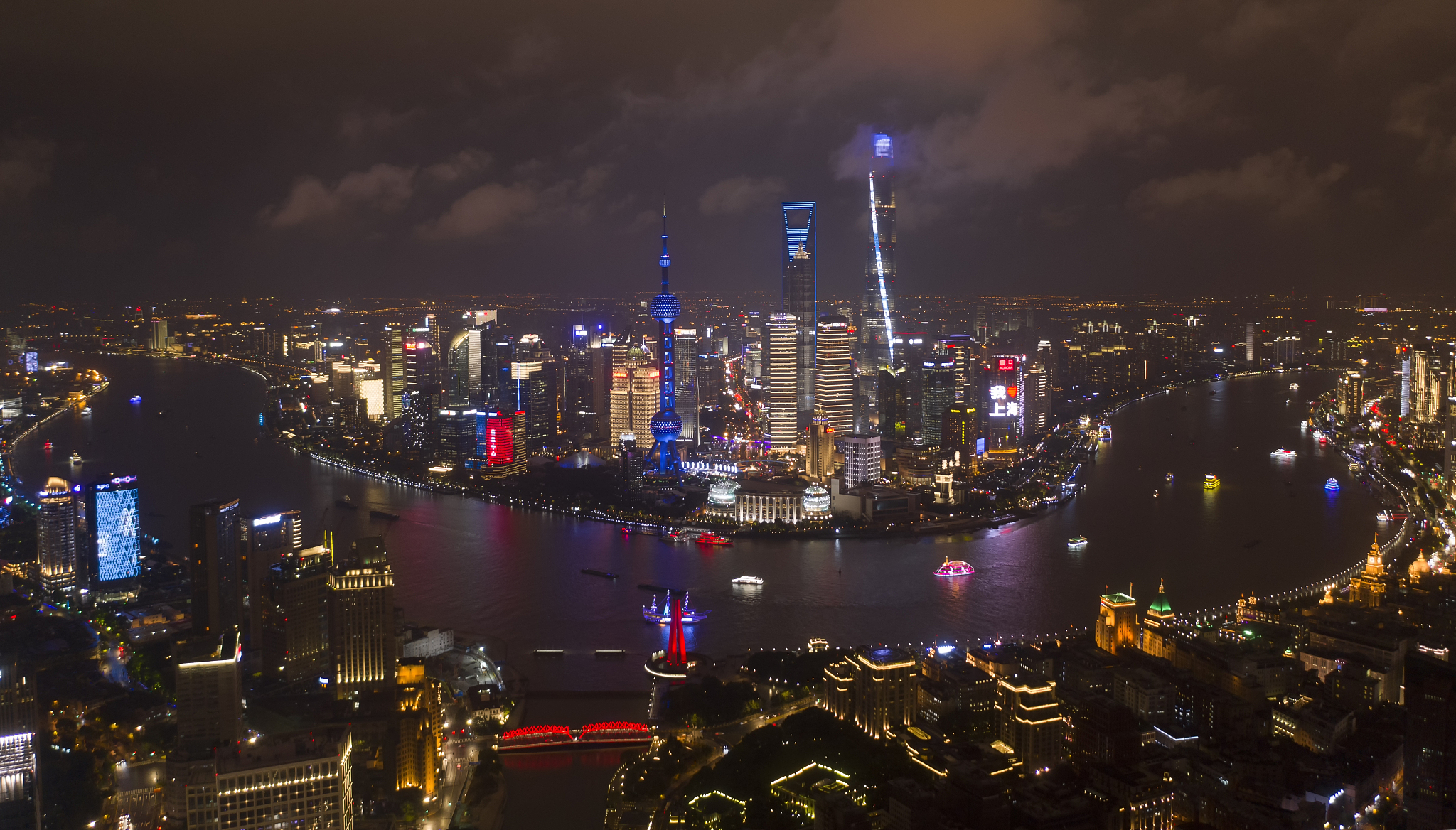 写一份关于上海市浦江游船的风景描写 写一份关于上海市浦江游船的风景描写