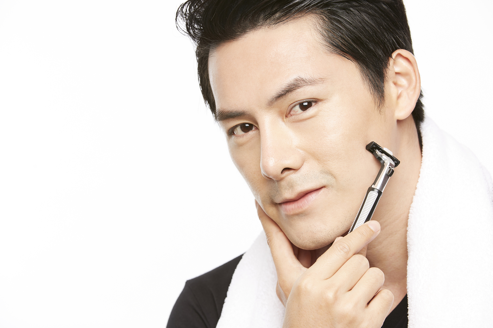 请描述一位俊美的男人字数不得少于100字