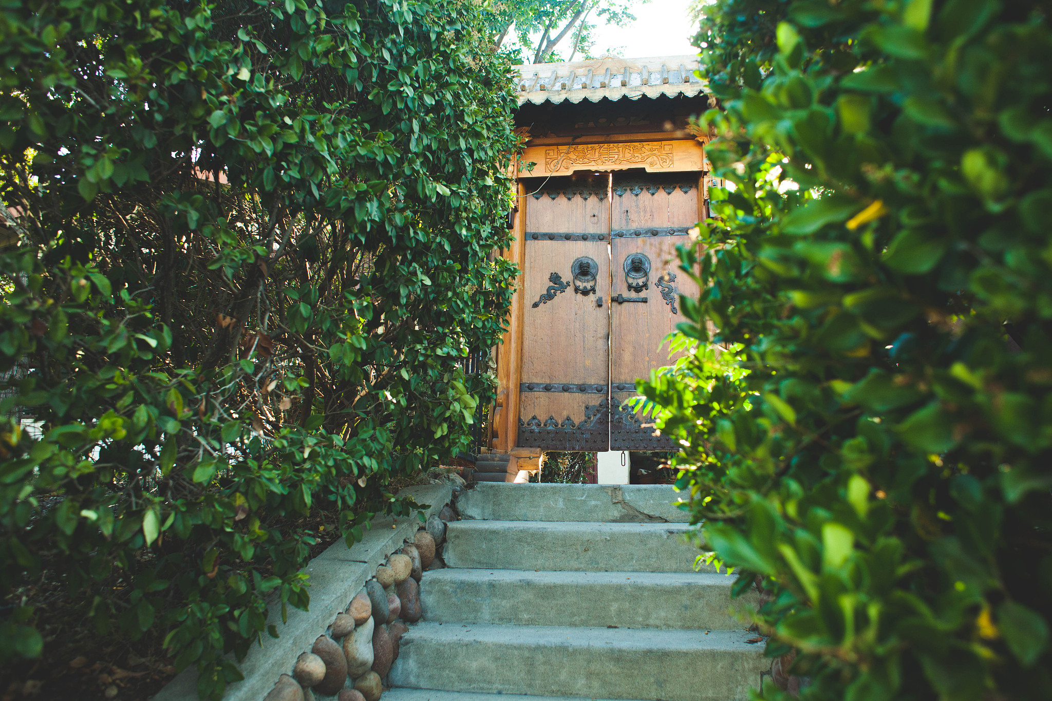 优化内容：住在废弃寺院外部环境可能比较清静。但是生存环境会比较严酷长久下去可能引发内心的不清静。内心若清静在哪都清静；内心不清静在哪……因此若只想避世得清静在能保障自己的日常开支下选择废弃寺庙会比大寺庙更清静。