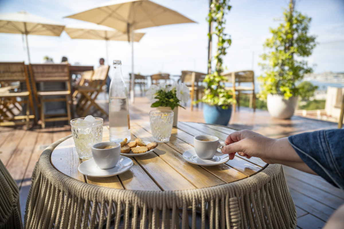 甜蜜约会：花园漫步、咖啡香气和幸福笑容