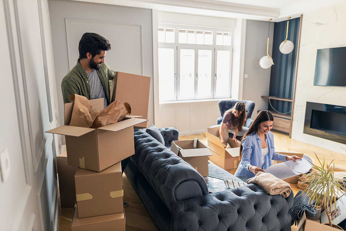 correct the sentencei live in an apartment building with my parents and Ive been lived there for more than 10 years