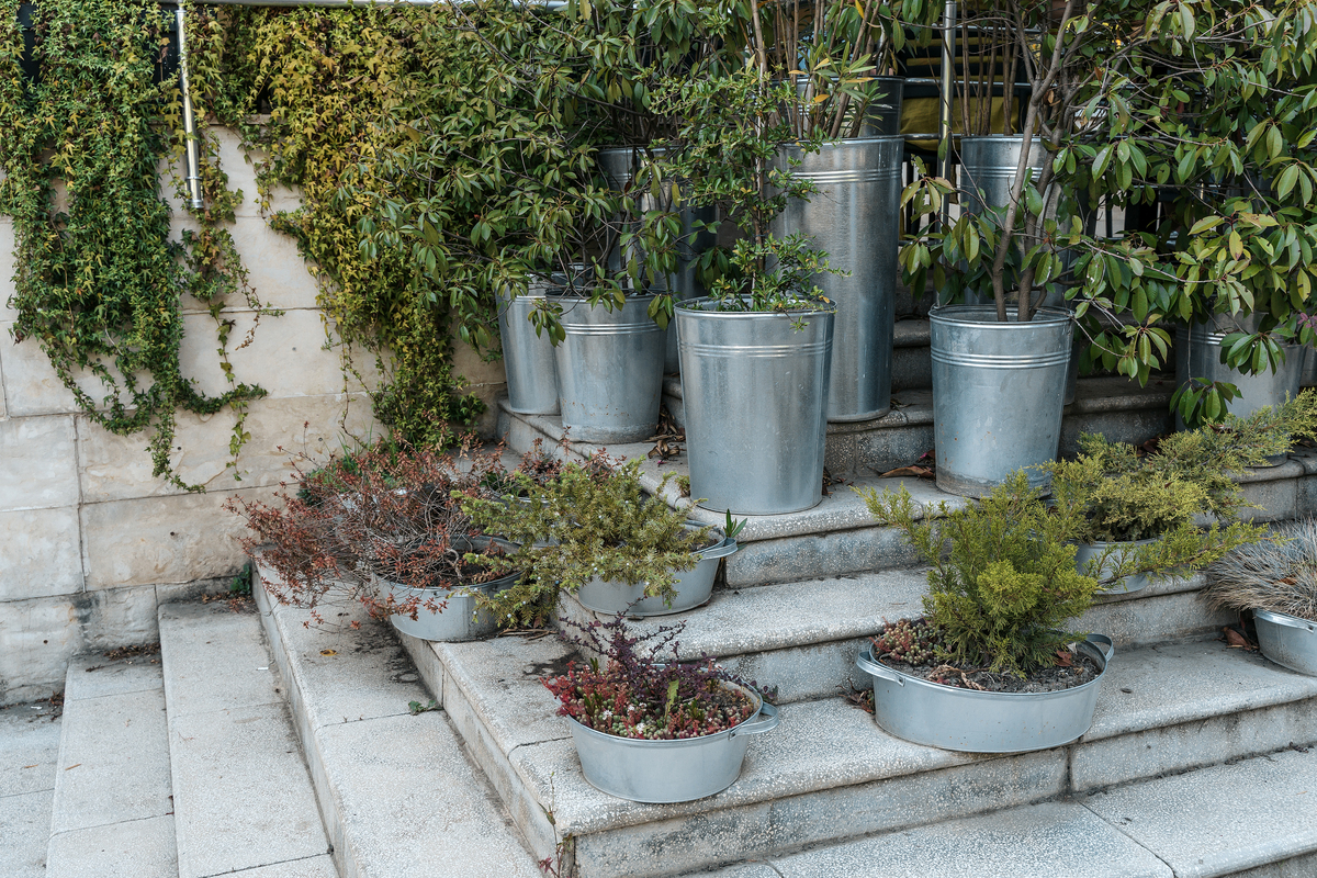 济南创高户外庭院施工现场精工细作展风采敬业施工创佳绩此时同事正在打磨板材用于庭院空间改造