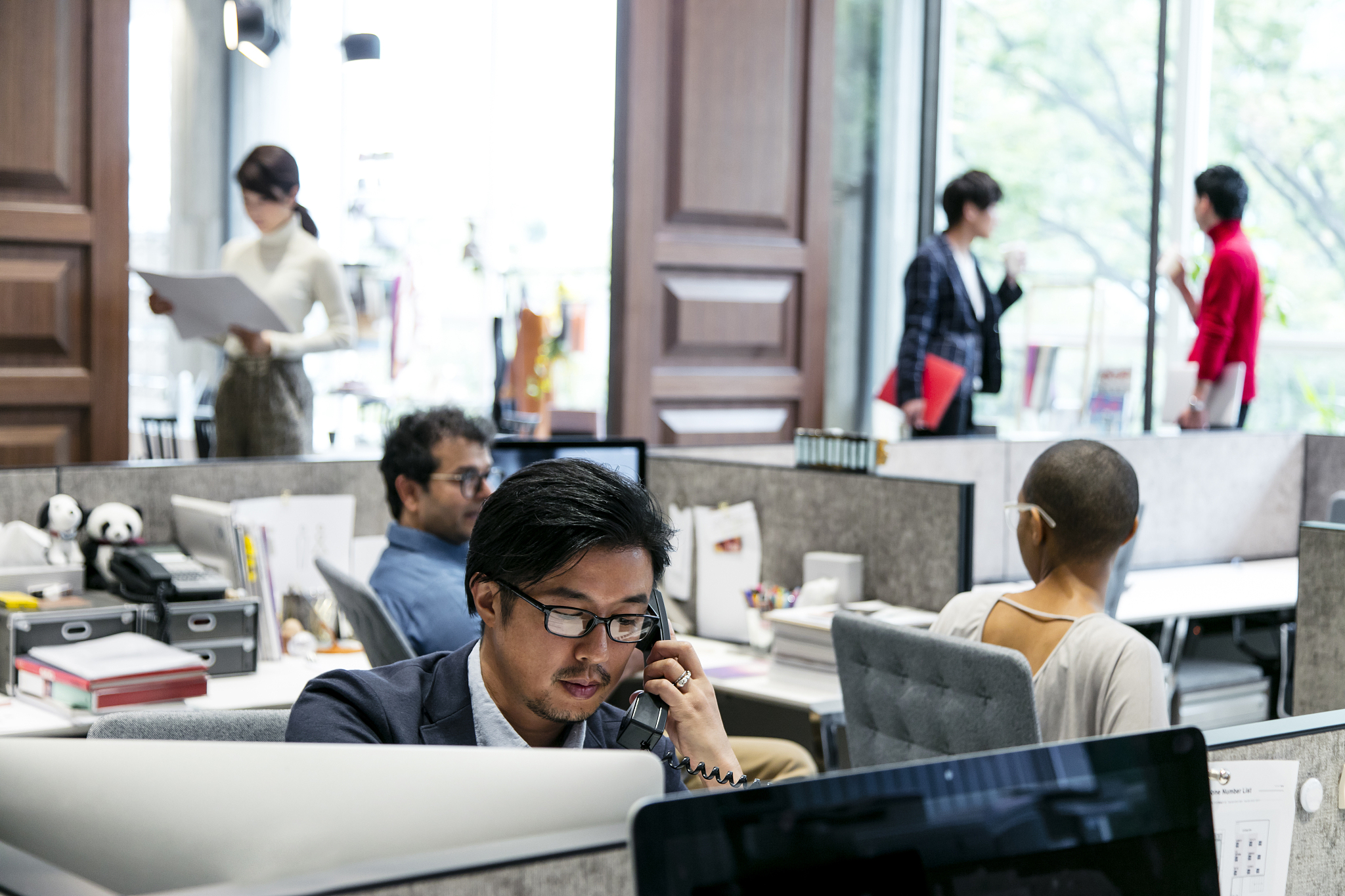 根据下面文字改写5个新标题。使其更有吸引力和感染力使读者想要点击看文章 东亚人为什么活得这么累？