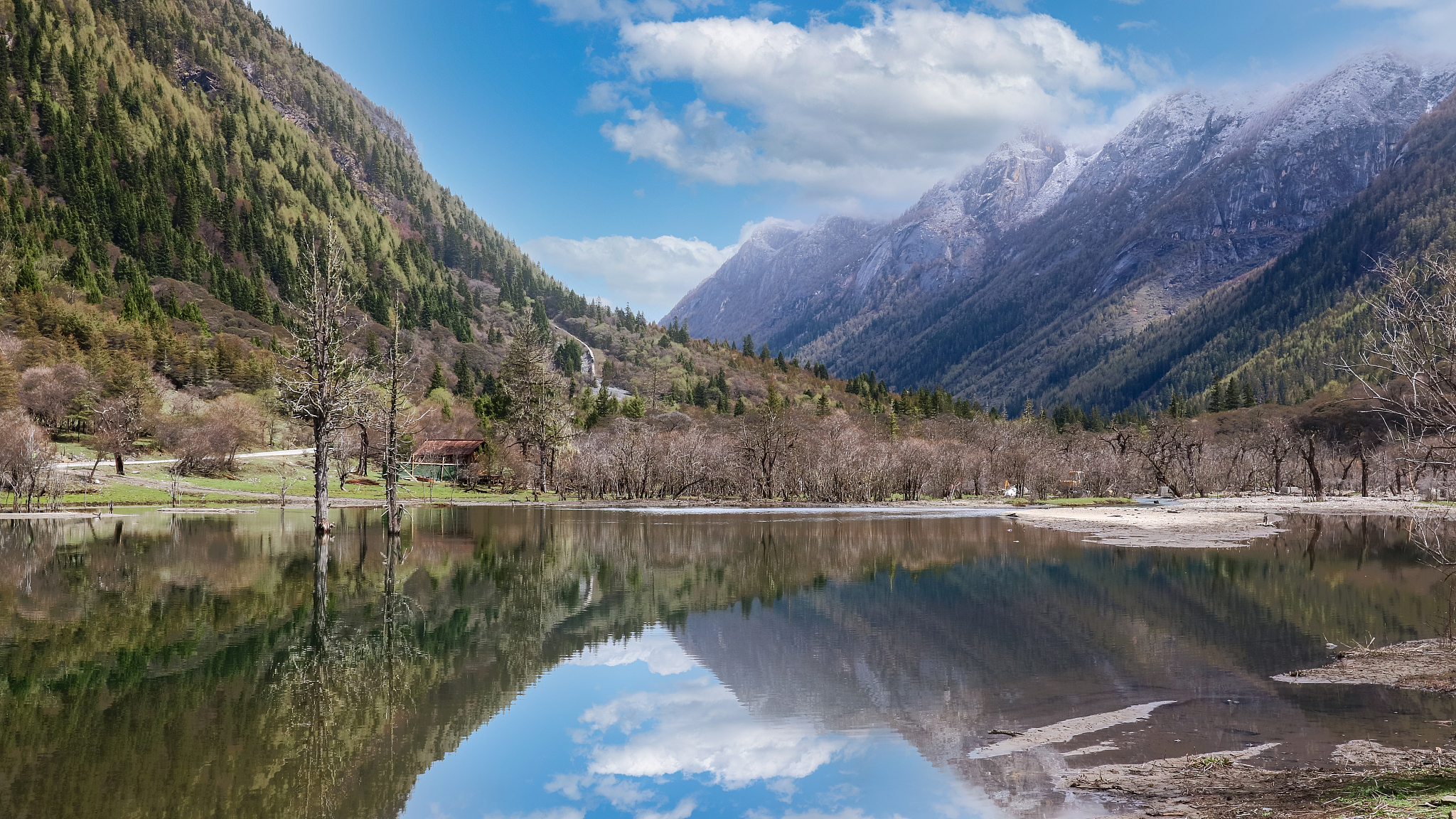 9月27号到成都DAY1成都-毕棚沟景区-黑水DAY2黑水-达古冰川景区-九寨沟口DAY3九寨沟景区深度一日游-九寨沟口DAY4九寨沟口-黄龙景区-汶川县DAY5汶川县-四姑娘山双桥沟-成都优化该旅游路线然后写一份9月28号到10月2号九寨沟+达古冰川+四姑娘山+毕棚沟+黄龙的旅游方案包含住宿、具体时间等详细方案