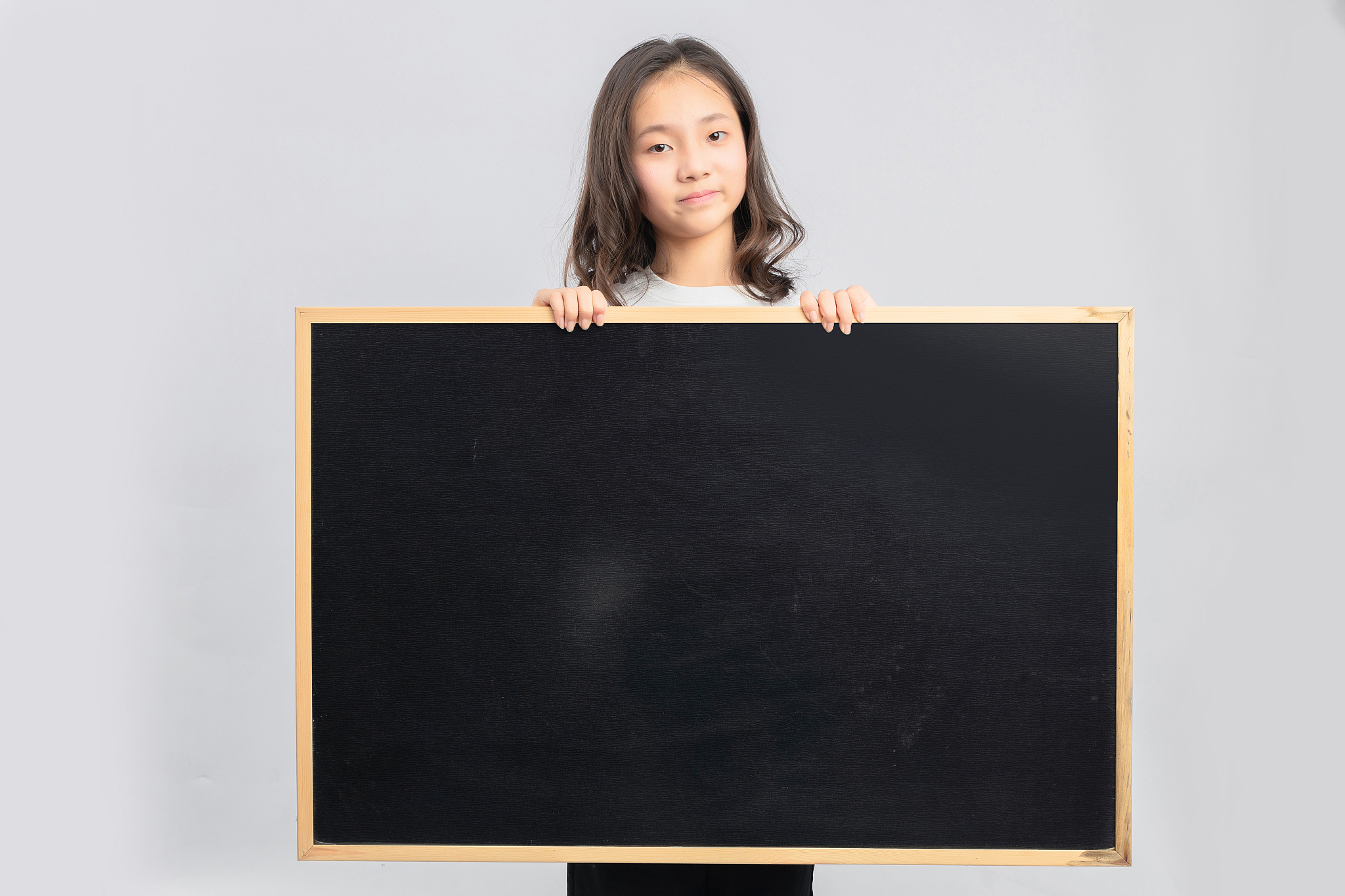 灰色背景里的亚洲小学女生