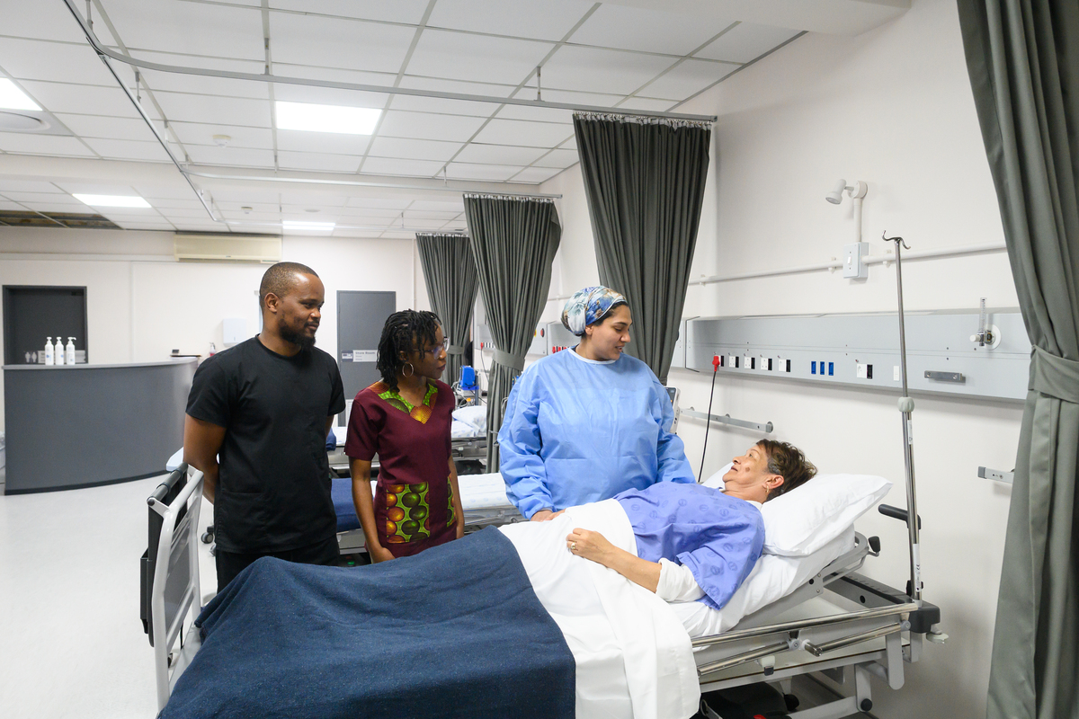 1784043435：在党章中无论是修改而来的还是保持不变的都统一于解决党是什么要干什么这个根本问题都落脚到我们党不断进行自我革命保持自身先进性纯洁性和强大政治功能与组织功能跳出历史周期率保证党能够巩固长期执政地位团结带领全国人民完成中华民族伟大复兴神圣使命。我们要深刻把握党章改、变与不改、不变的规律把党章的明文规定和贯穿党章始终的原则、精神学深悟透使之真正成为党员加强党性修养的根本标准成为指导党