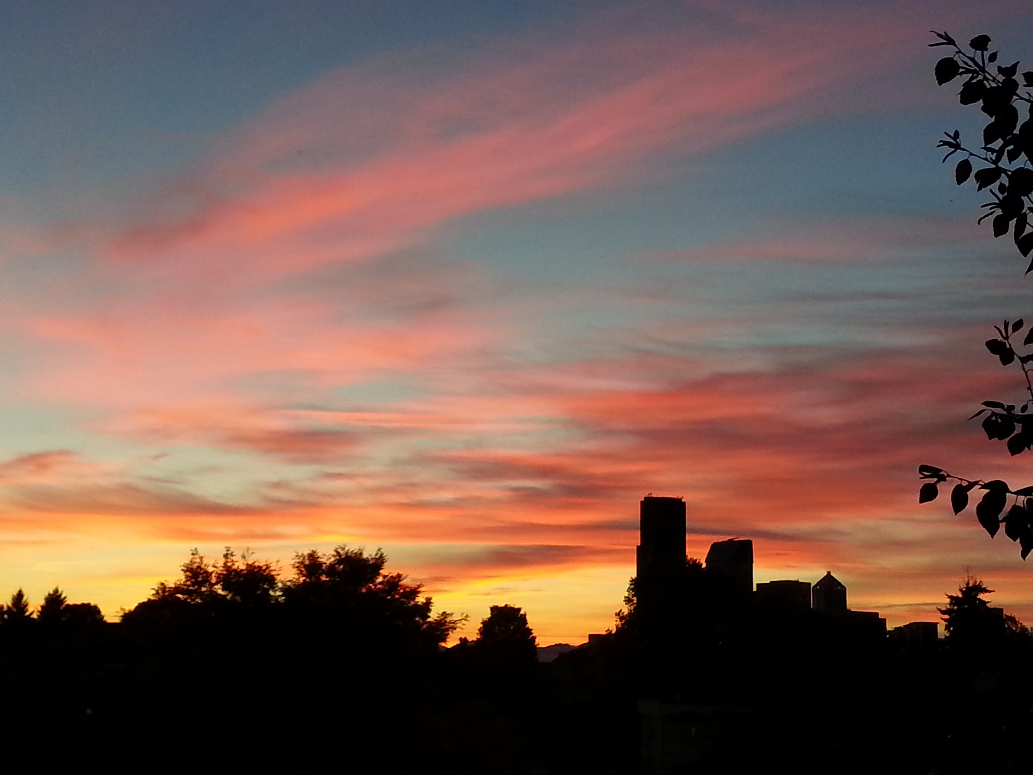 校园晚霞：自然画卷，心灵安宁