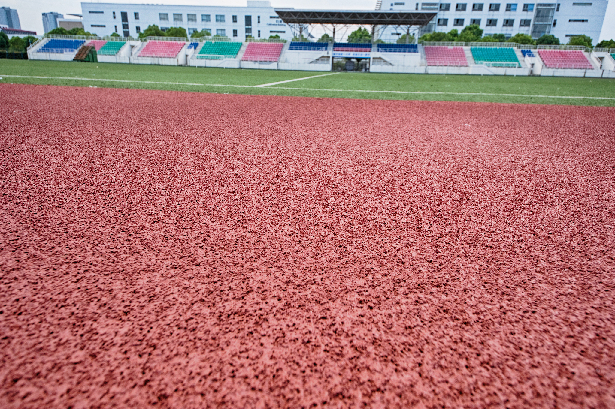 陕西宝鸡方塘高级中学全塑型塑胶跑道 关键词：环保 物理性能好 写一段文字