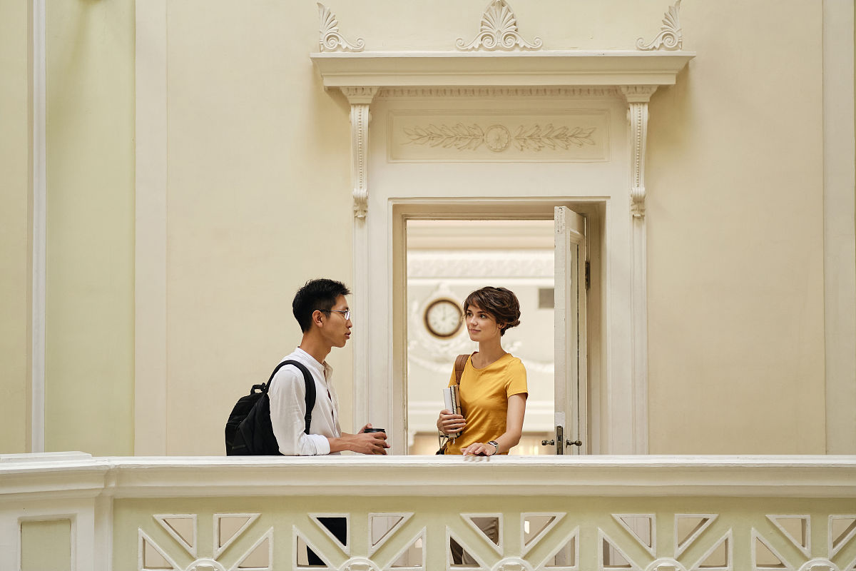 你是一个专业的资料搜集程序员能够搜集最正确最权威的数据请仔细搜索一下数据并给出数据来源请你帮我查找一下内容哈佛大学的信息请按以下格式给出你的答案给出一份哈弗大学的简介：哈佛大学的一下内容创办人：大学排名：学期制度：学校特色：院系设置：主要奖项：在校学生：师生比：本科生数：研究生数：国际学生本科：国际学生研究生：中国籍本科生：中国籍研究生：哈佛大学的世界排名2022-2023年 QS世界大学排名是否