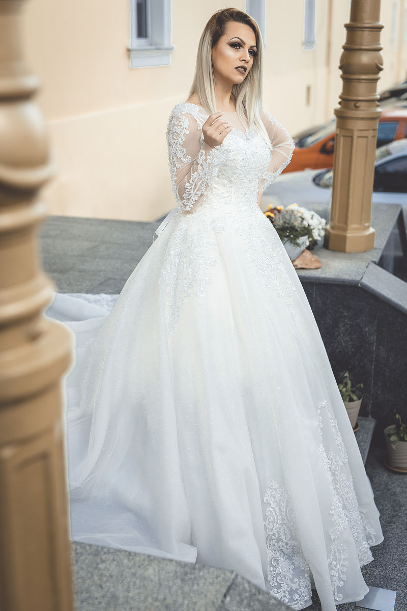 请用简洁准确的中文翻译 Even worse Wang couldnt find a wedding dress appropriate for a sophisticated modern woman Not only were they frilly and poufy and geared toward a young innocent bride but they were designe