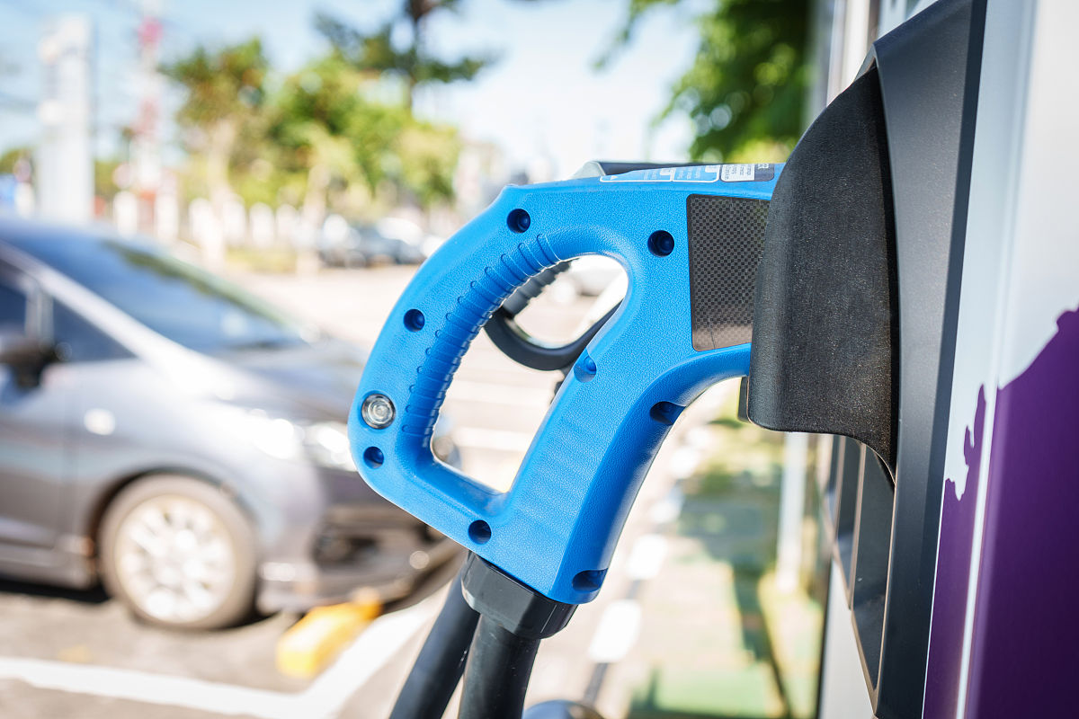 电池快充技术研究：从材料到设备的全面解析