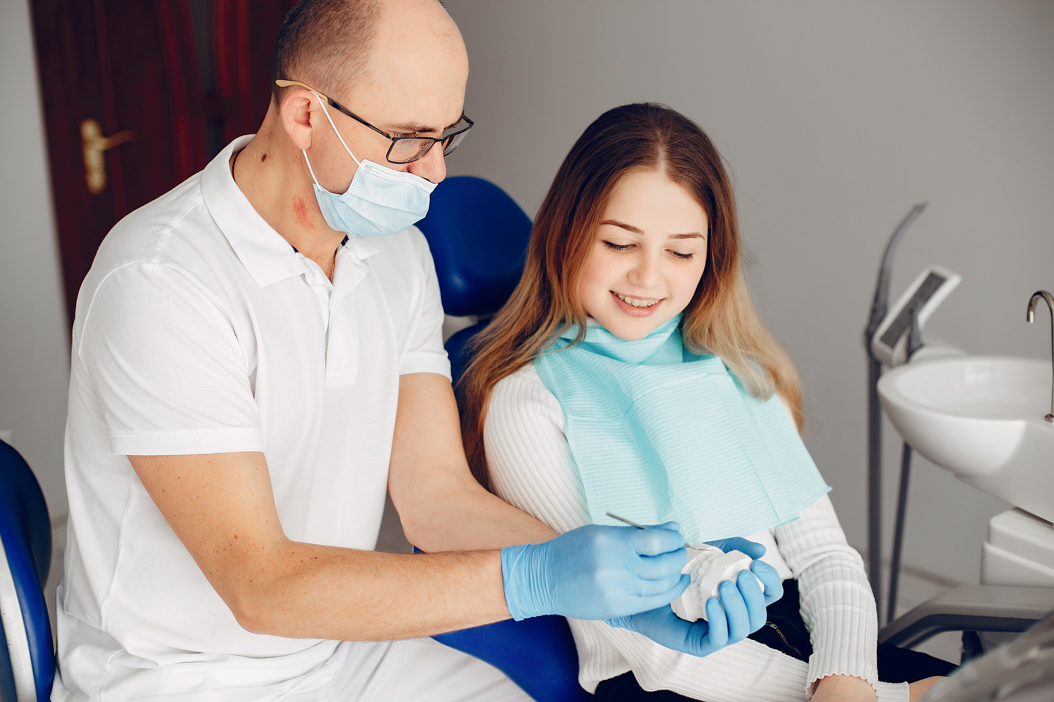 成都卫生学校解读口腔医学和口腔修复区别