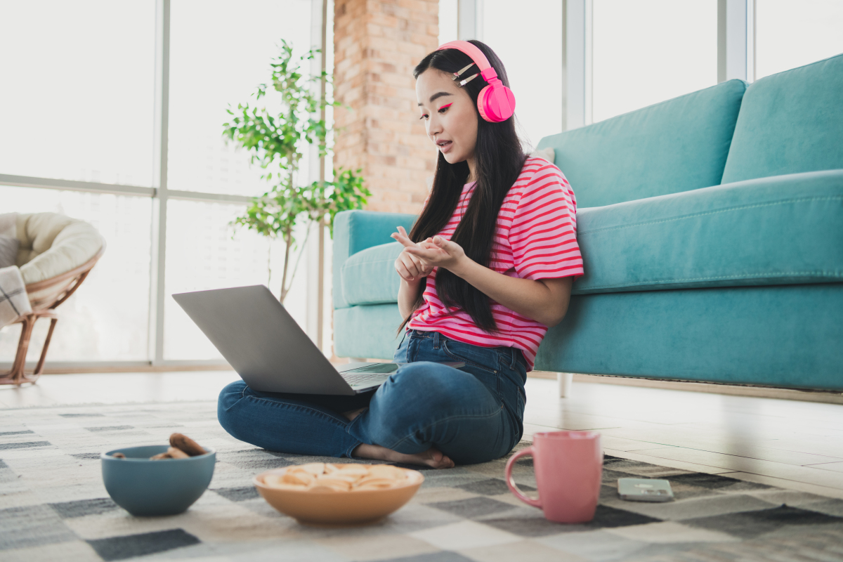 实际上我目前没有任何爱好。我只是每周工作几天是个宅男。我没有亲密的朋友也不去拜访任何人。