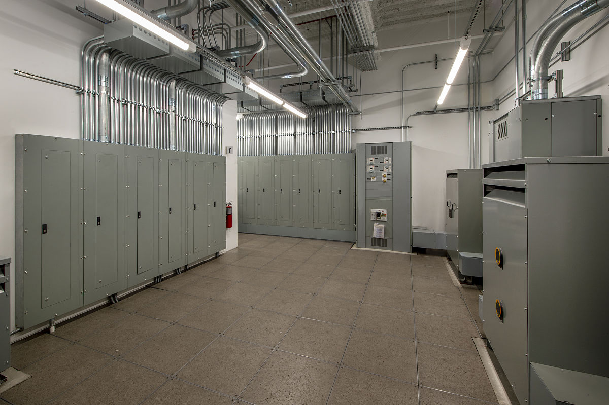 写一个名为用于实现高精度电磁波测量的微波暗室项目申请的项目申请书要求基于以下框架申报书框架结构一、题目5二、人员分配1三、项目简介摘要及科学属性归属15四、研究意义及国内外研究现状与发展动态15五、研场内容、研究目标似解总关键问题20六、研究方类及可行性分析15七、项目特色和创新点 8八、项目研究进展安排及预期结果 2九、已有基础和条件15十、财务预算及明细4