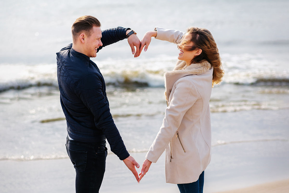 使用情感博主的口吻写篇300字短视频文案：5个让你的爱情更浪漫的惊喜