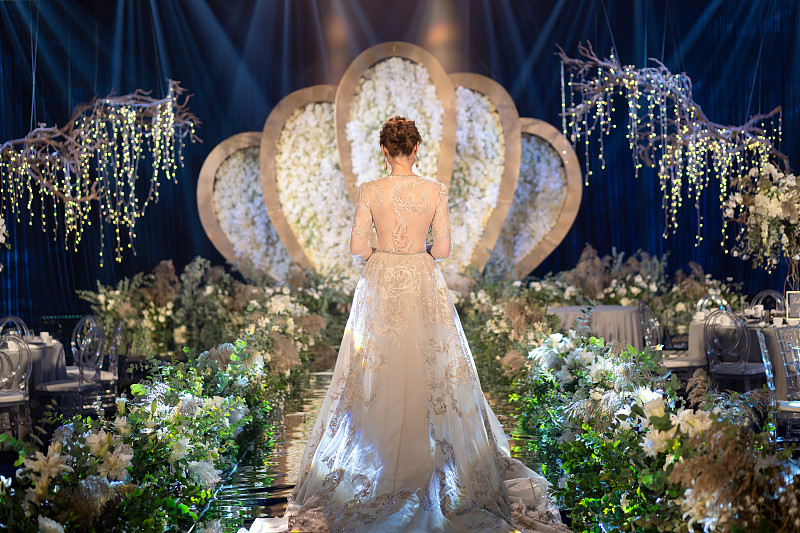 标题要吸引眼球内容文字与表情相结合使用结尾处有一些热门的话题请用小红书的风格写一篇香槟色主题婚礼的笔记