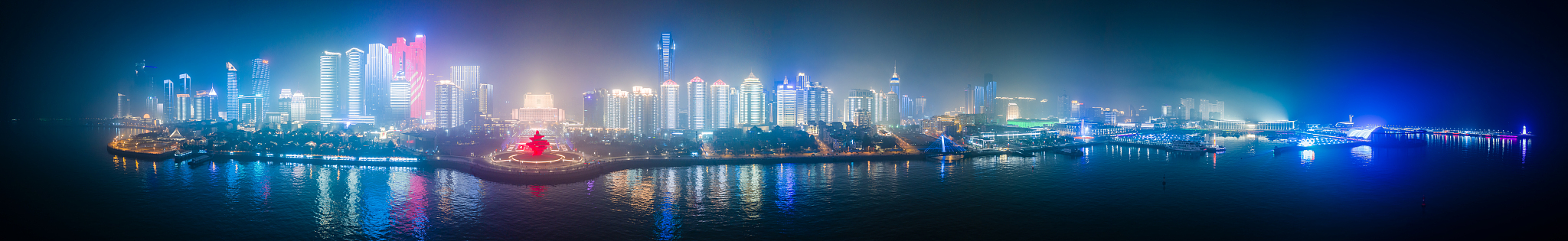 帮我规划青岛的交通路线我要从青岛市芙蓉山小区出发去栈桥五四广场海军博物馆。请帮我逐一安排公交或者地铁路线。