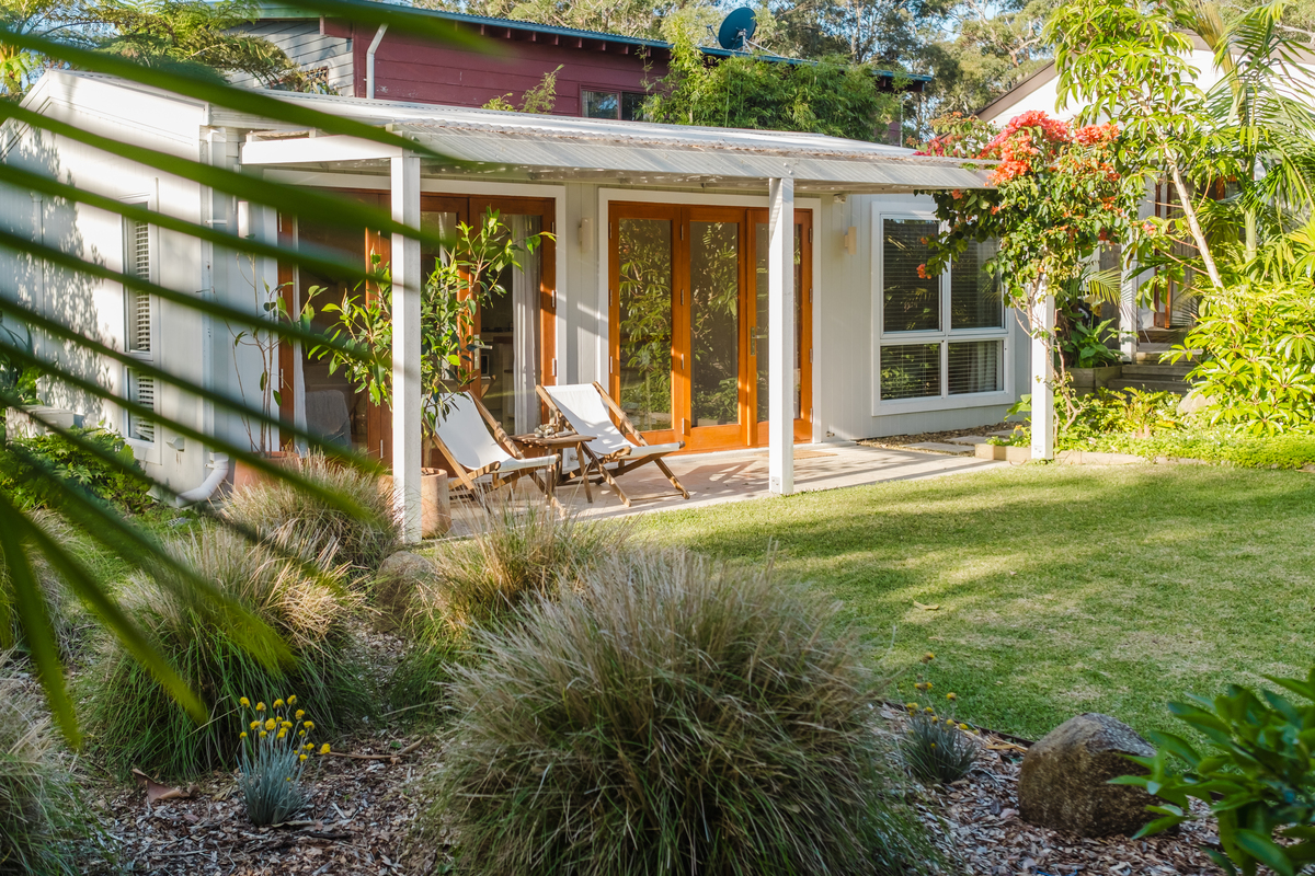 提炼重要的三个英文关键词别墅改善型住宅在郊区或风景区建造的供休养用的园林住宅。是用来享受生活的居所。普遍认识是除居住这个住宅的基本功能以外更主要体现生活品质及享用特点的高级住所现代词义中为独立的园林式居所都是独立成栋的。追溯其起源并没有一个明确的时间起始点。别墅在国外的出现已经有很长的历史西方意义上的别墅主要是师承国外工业革命后的开发理念。按其所处的地理位置和功能的不同又分为：山地别墅包括森林别墅